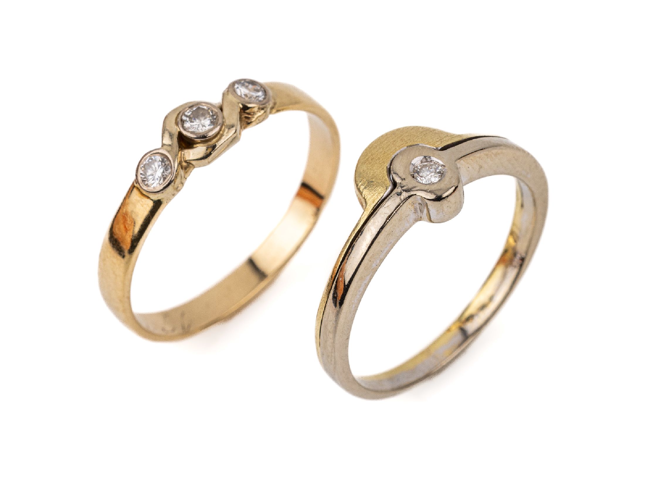 Konvolut 14 kt Gold Diamant-Ringe, GG 585/000, 1 x besetzt mit 1 Diamant in WG gefasst ca. 0.025 ct grav., RW 53, ca. ca. 3.1g; 1 x besetzt mit 3 ...