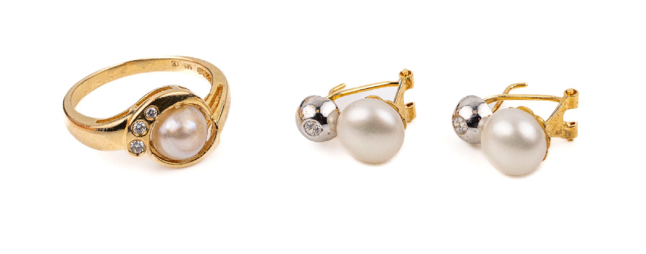 Konvolut Perl Diamant Set, bestehend aus: Ring GG 585/000, mittig kl. Zuchtperle, 3 kl.Diamanten, RW 54, ca. 3.4 g; Paar Ohrstecker GG 750/000, 2 ...