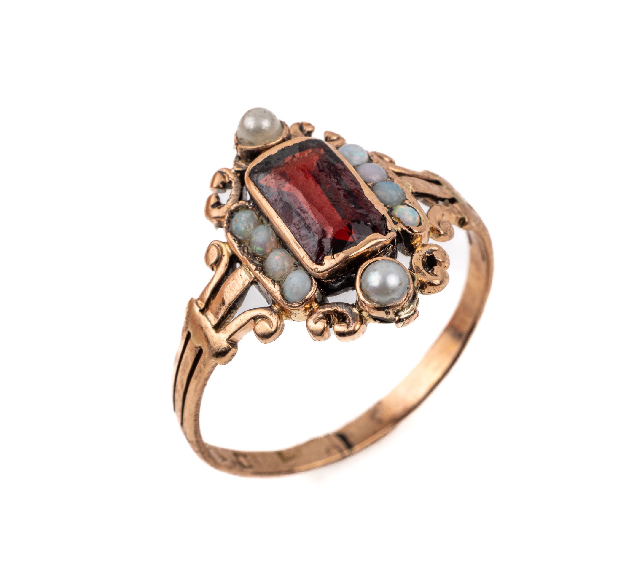 14 kt Gold Granat-Opal-Perl-Ring, deutsch um 1870, RG 585/000, mittig facett. Granat, Kerben/berieben, umgeben von kl. runden Opalcabochons und 2 ...