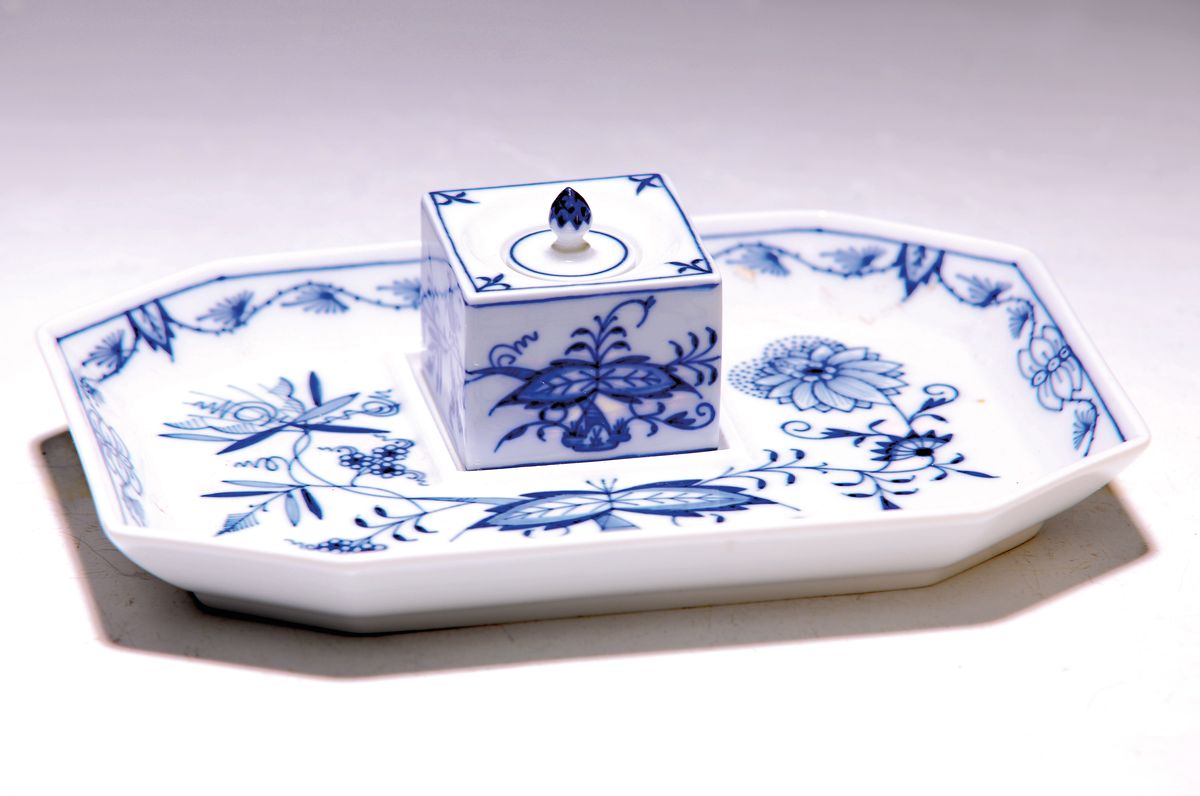 Tintenfaß mit Ablage, Meissen, 20. Jh., 1. Wahl, blaues Zwiebelmuster unter der Glasur, ca. 5x18x13cm