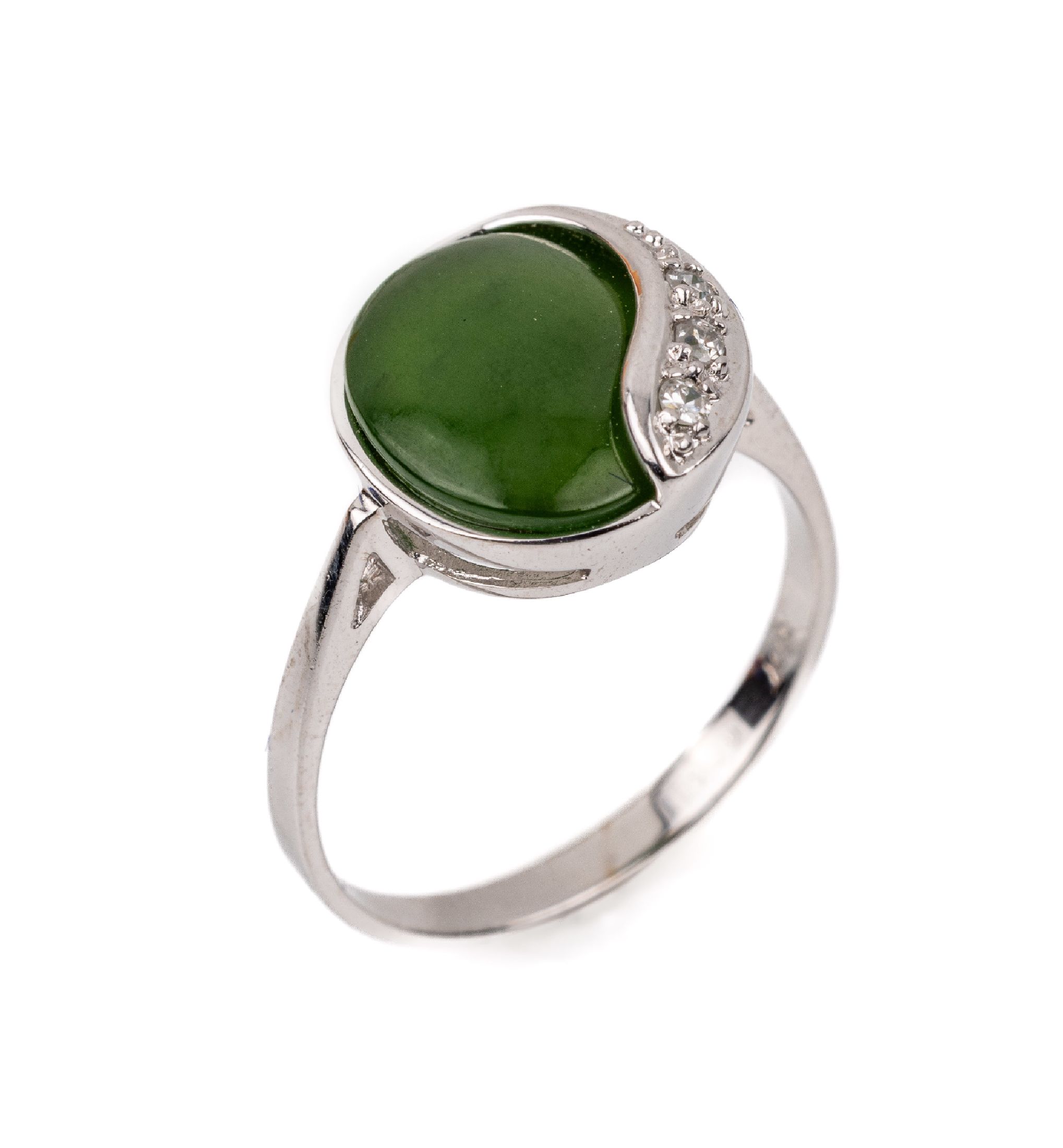 14 kt Gold Nephrit Diamant Ring, WG 585/000, ovale Nephritscheibe, kl. Diamantbesatz, RW 57, ca. 3.4 g