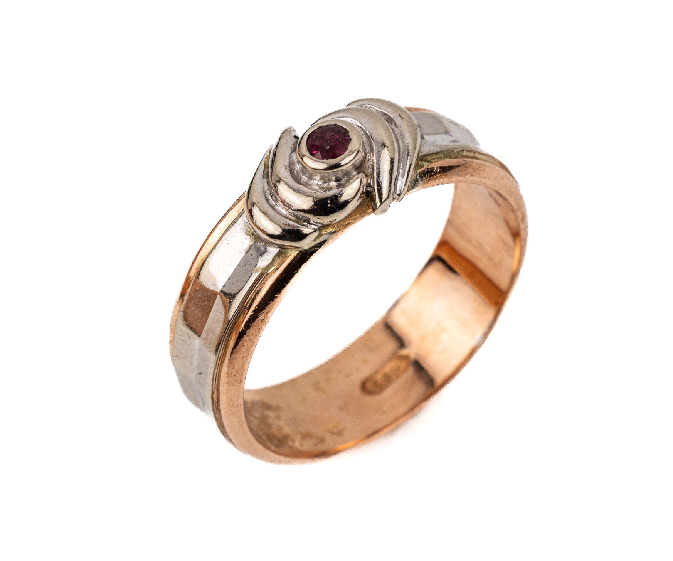 14 kt Gold Rubin Ring, WG/RG 585/000, mittig kl. rundfacett. Rubin, RW 56, ca. 5.7