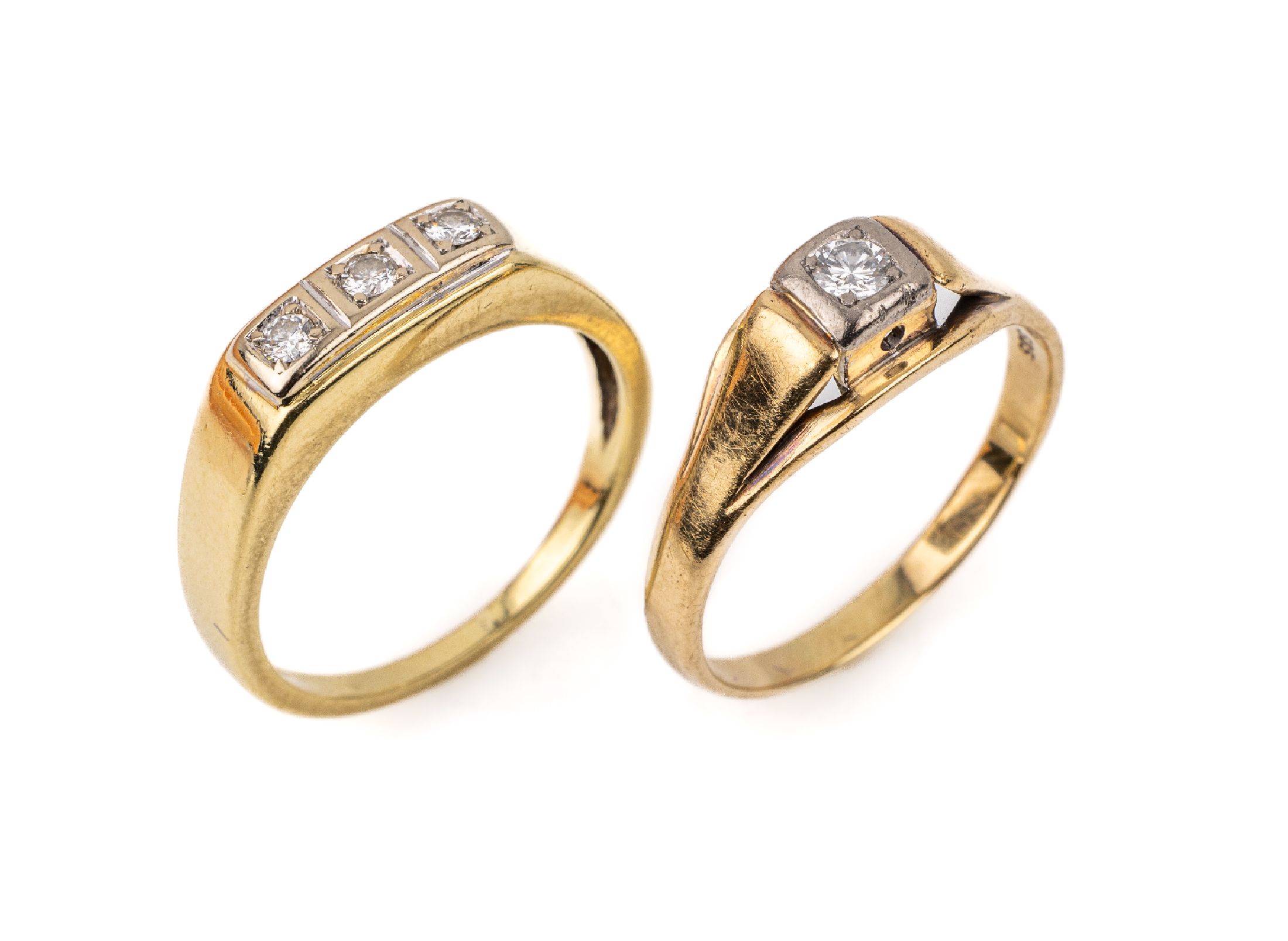14 kt Gold Konvolut 2 Diamant Ringe, GG 585/000, bestehend aus: 1 x besetzt mit 3 Diamanten zus. ca. 0.15 ct Weiß/si, RW 58.5, ca. 4.4 g; Ring mit ...