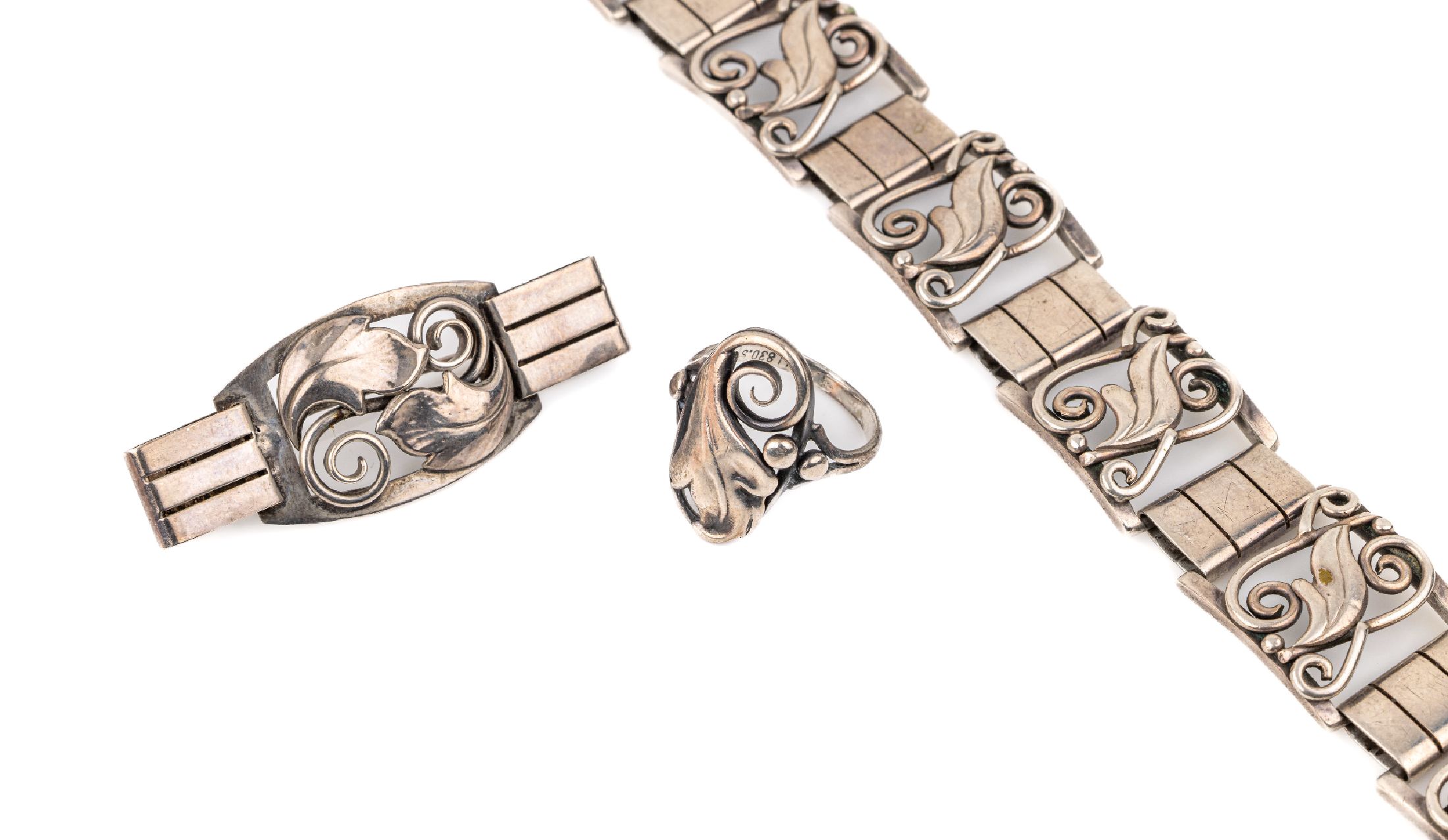 Konvolut Silber Schmuck, Denmark um 1940, 830er Silber, bestehend aus: Brosche, ca. 5.0 x 2.0 cm, Ring, RW 52 und Armband, L. ca. 19 cm, ...