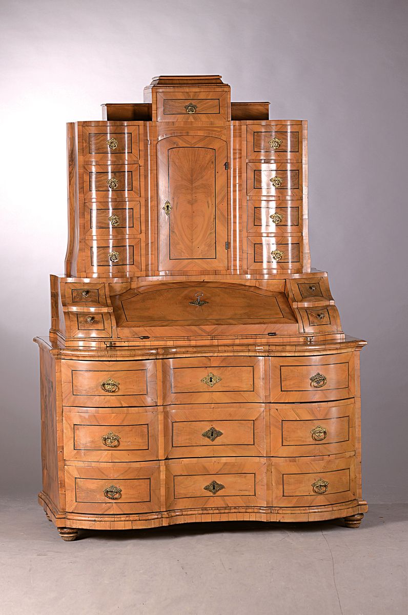 Detail a: Secretaire à trois corps/Tabernakelsekretär, um 1780/90, Nußbaumfurnier auf Weichholzkorpus, dreifach geschweifter Korpus, drei Schubladen im ...