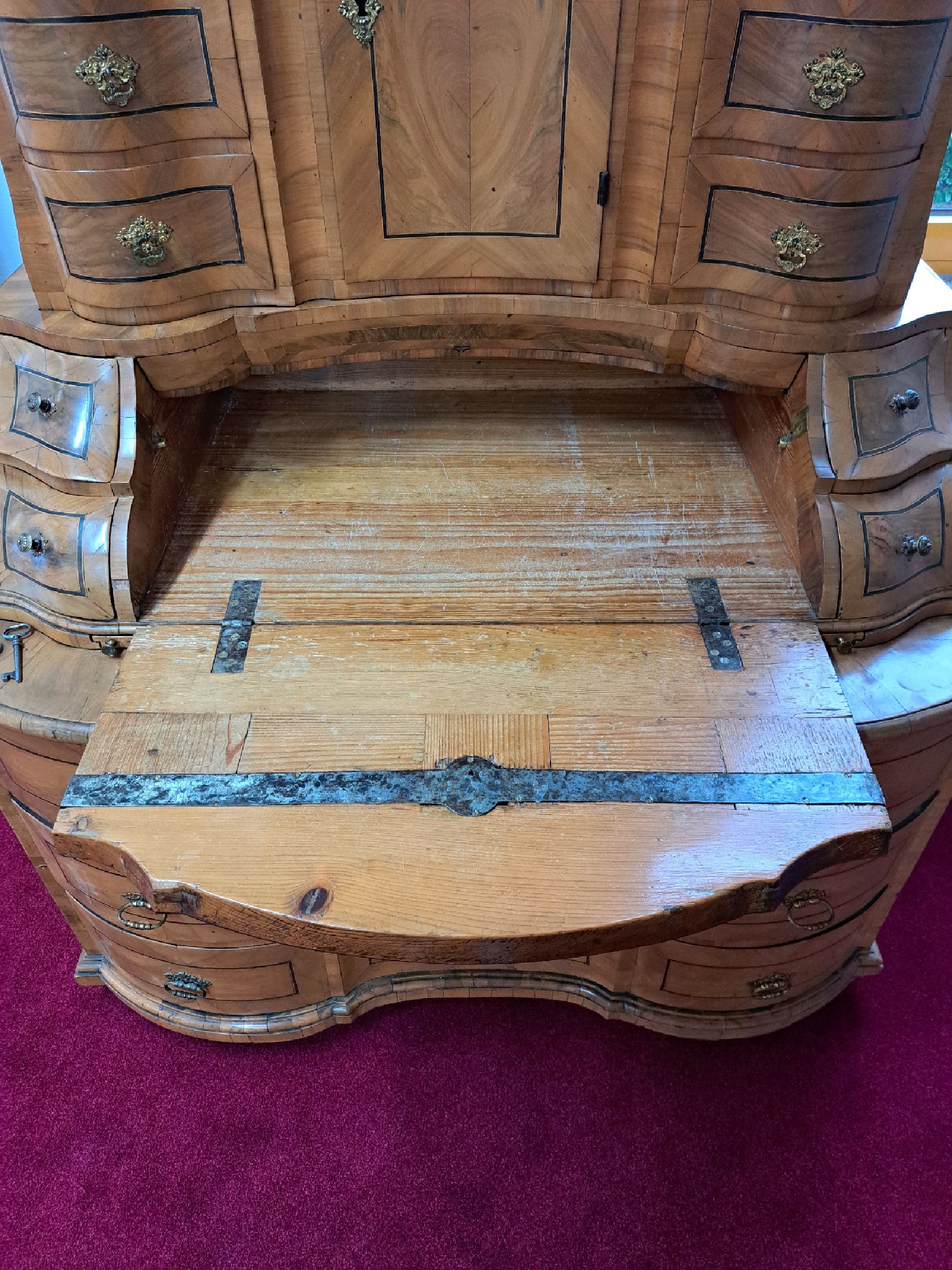 Detail b: Secretaire à trois corps/Tabernakelsekretär, um 1780/90, Nußbaumfurnier auf Weichholzkorpus, dreifach geschweifter Korpus, drei Schubladen im ...