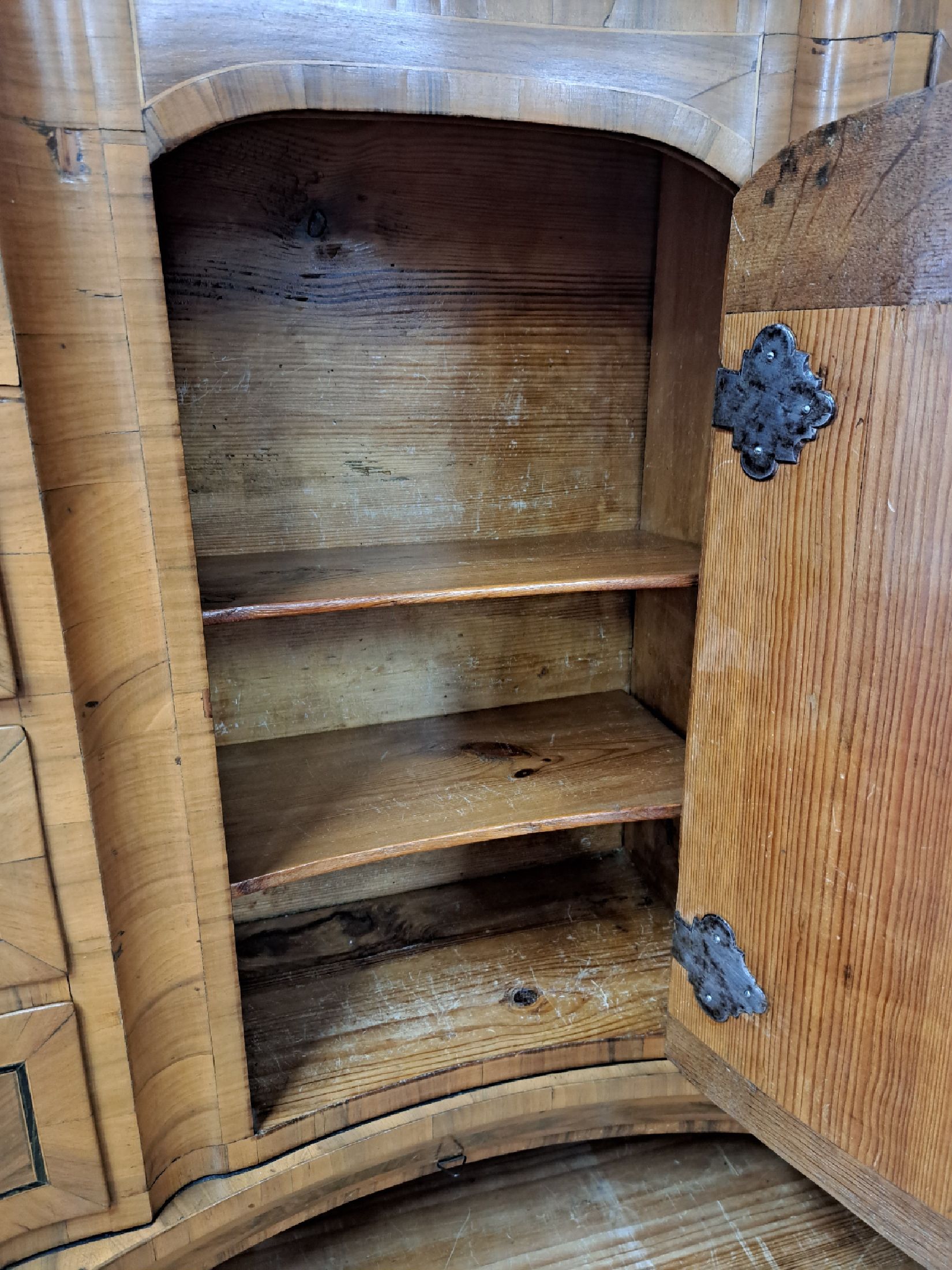 Detail c: Secretaire à trois corps/Tabernakelsekretär, um 1780/90, Nußbaumfurnier auf Weichholzkorpus, dreifach geschweifter Korpus, drei Schubladen im ...