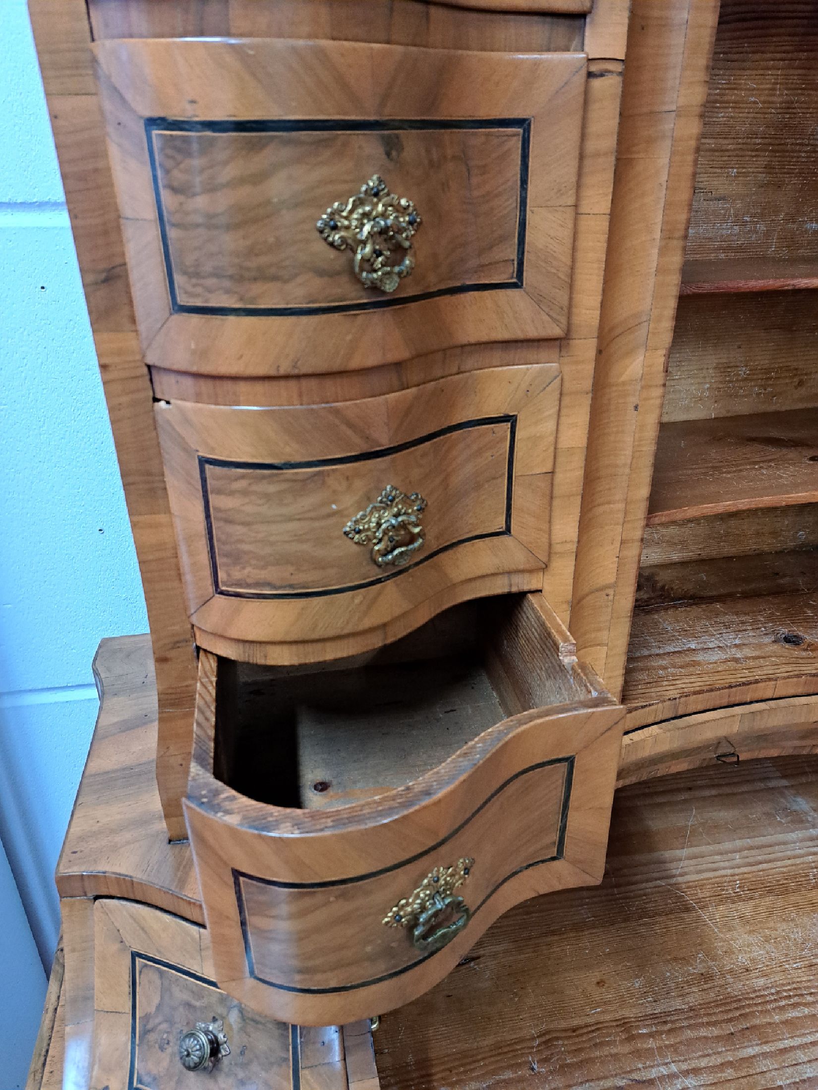 Detail d: Secretaire à trois corps/Tabernakelsekretär, um 1780/90, Nußbaumfurnier auf Weichholzkorpus, dreifach geschweifter Korpus, drei Schubladen im ...