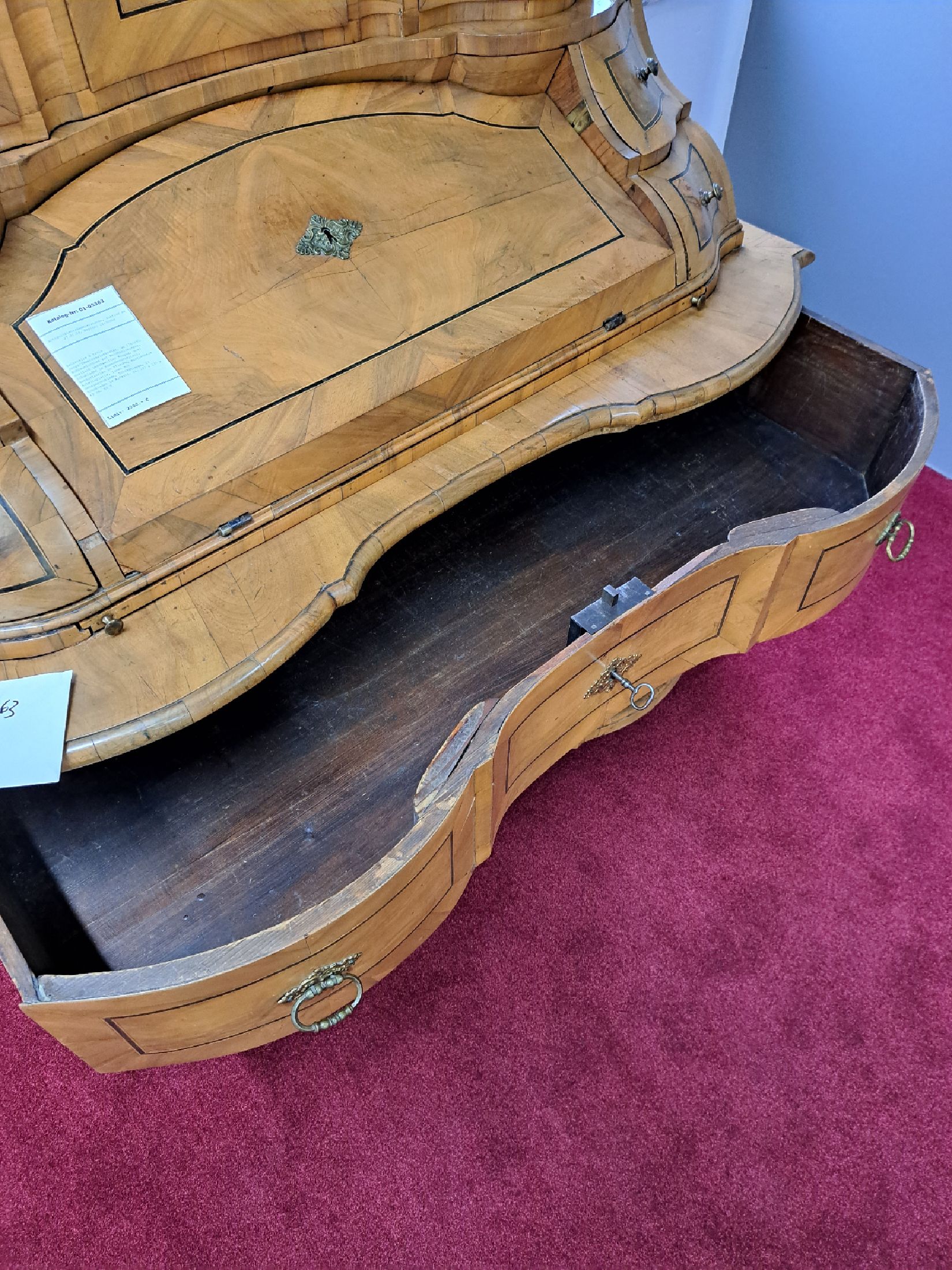 Detail f: Secretaire à trois corps/Tabernakelsekretär, um 1780/90, Nußbaumfurnier auf Weichholzkorpus, dreifach geschweifter Korpus, drei Schubladen im ...