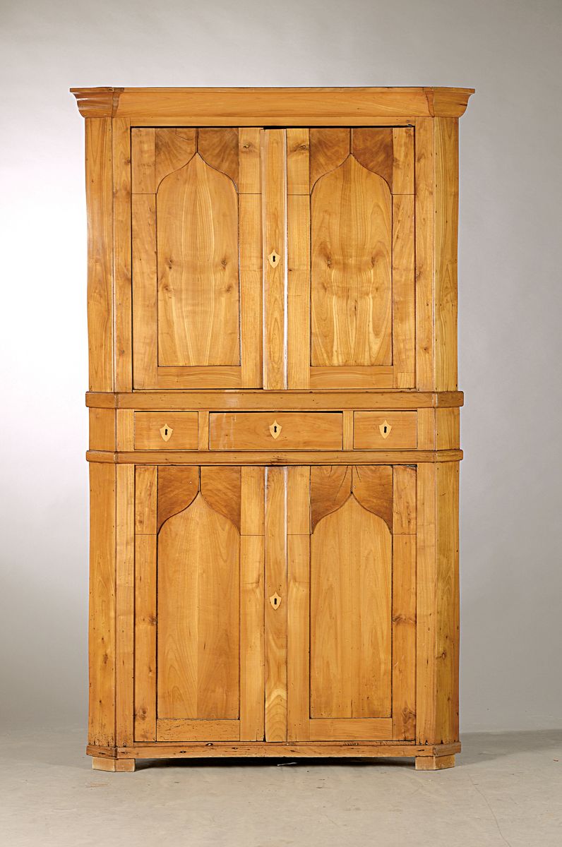 Biedermeier-Eckschrank, um 1830, Kirschbaum meist massiv, Unterteil u. Oberteil jeweils 2-türig, 3 Schubladen, auf Rahmen gearbeitet, ca. 198 x 118 ...