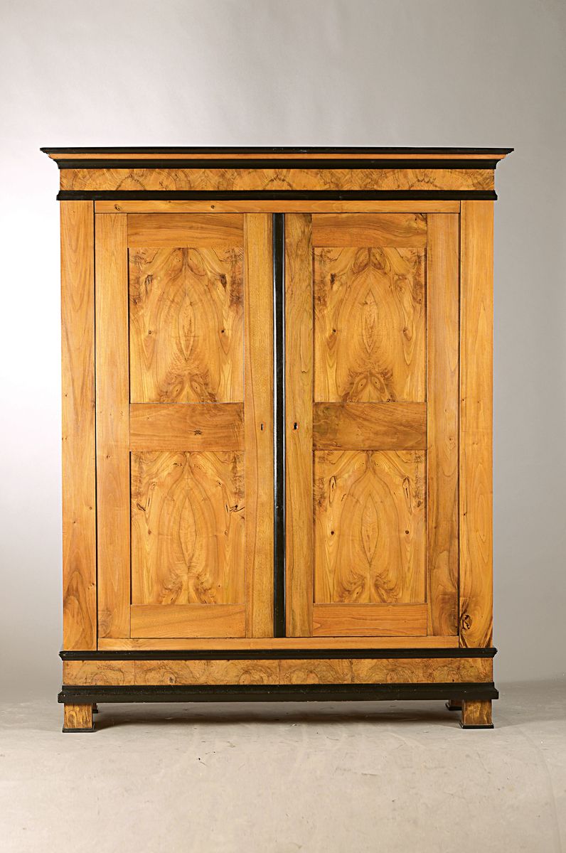 Kleiderschrank, Biedermeier, um 1830, Kirschbaumfurnier, 2-türig, achtfach kassettiert, Inneneinteilung mit Kleiderstange, Mittelwand und ...