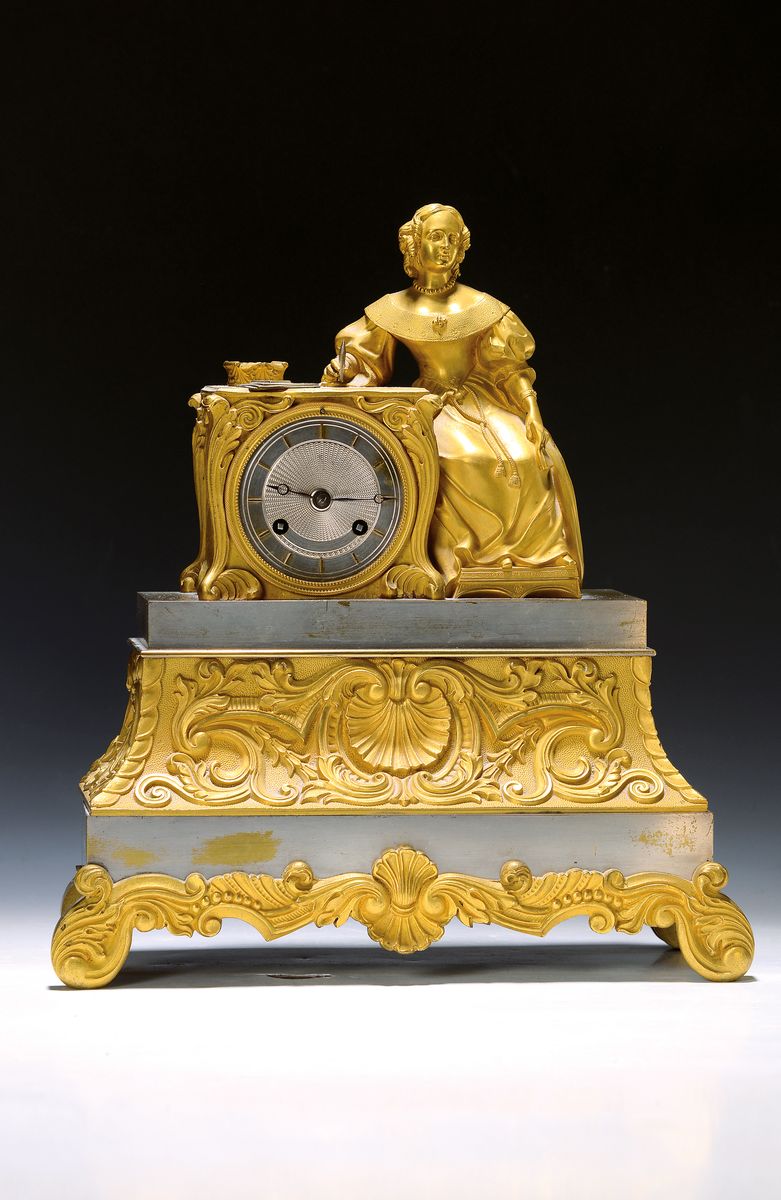Pendule, Frankreich um 1850, verziertes Bronzegehäuse mit alter Feuervergoldung (ber.), versilbert abgesetzt, Bekrönung: Schreibende neben Uhr, ...