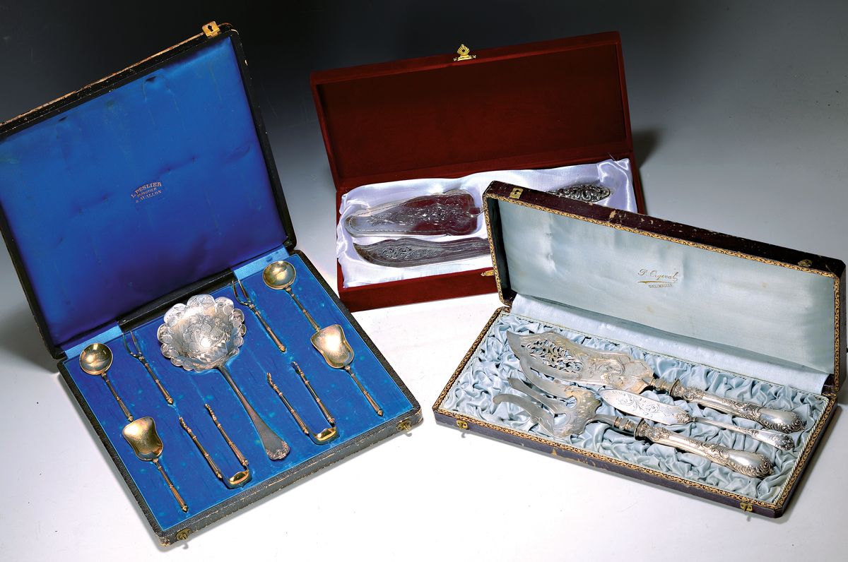 14 Teile Silber oder versilbert, 9-tlg. Dessert-Vorlegebesteck, Frankreich, um 1900, 900er Silber, mit großem ziseliertem Löffel, 2 Gabeln und zwei ...