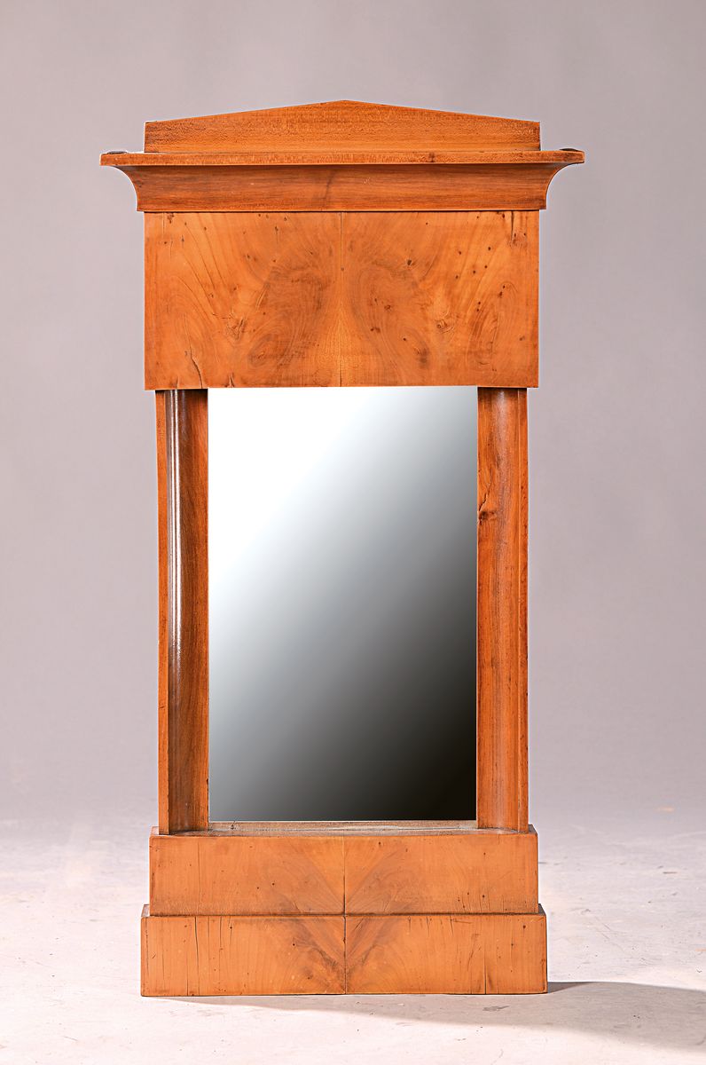 Kleiner Biedermeier-Spiegel, um 1830, Nußbaumfurnier, ca. 81 x 44 cm, EZ 2-3