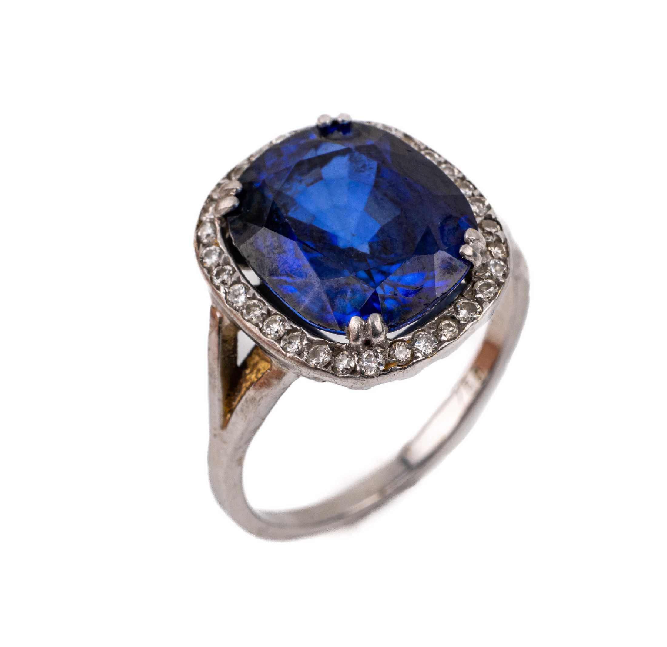 18 kt Gold Saphir-Brillant-Ring, WG 750/000, facett. Saphir ca. 8.50 ct, (beh.), umgeben von Brillanten zus. ca. 0.40 ct Weiß/si, RW 56, ca. 6 g