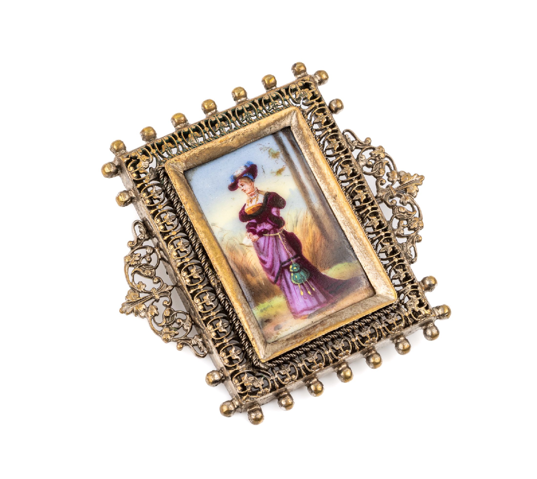 Brosche mit Porzellanmalerei, deutsch um 1870, Metall verg., Darstellung einer jungen Damedes Historismus, im glatten Rahmen, florale Umrandung mit ...