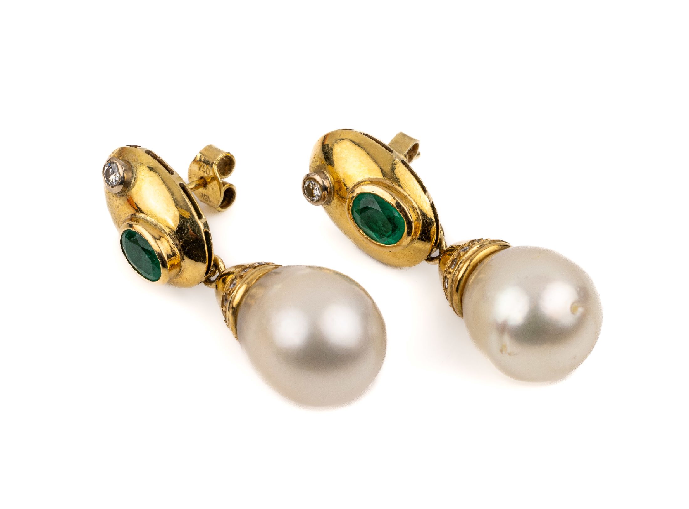 Paar 18 kt Gold Smaragd-Diamant -Südseezuchtperl-Ohrstecker, GG 750/000, 2 tropfenförmige Südseezucht-Perlen, D. ca. 12.5 mm, nat. Merkmale, 2 ...