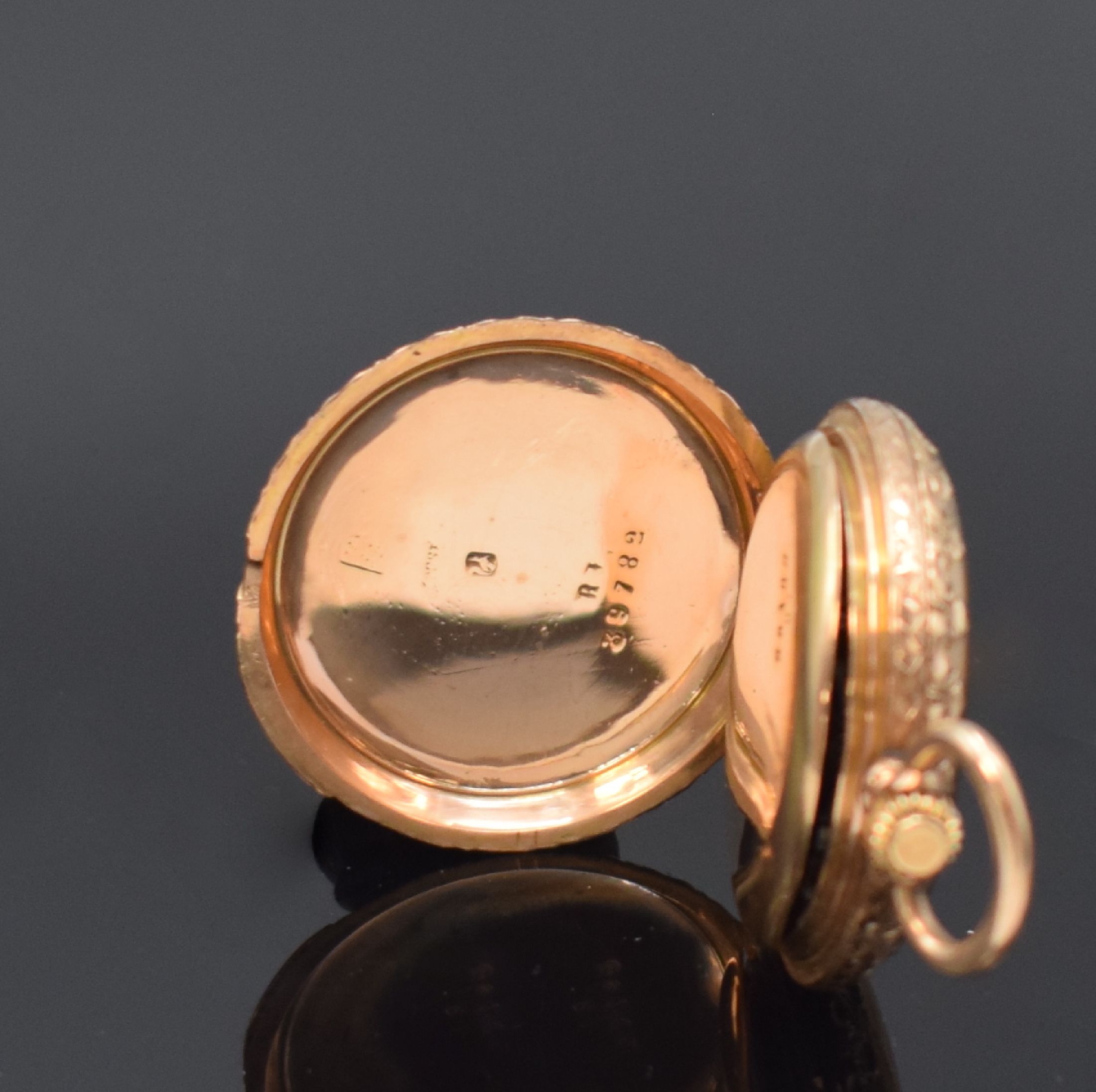 Detail c: 2 Damentaschenuhren in RG/GG 585/000, Schweiz, 1) um 1880, 3-Deckel Goldgeh., Emailzifferbl. m. röm. Zahlen, gold. Zeiger, verg. Zylinderwerk, nicht ...
