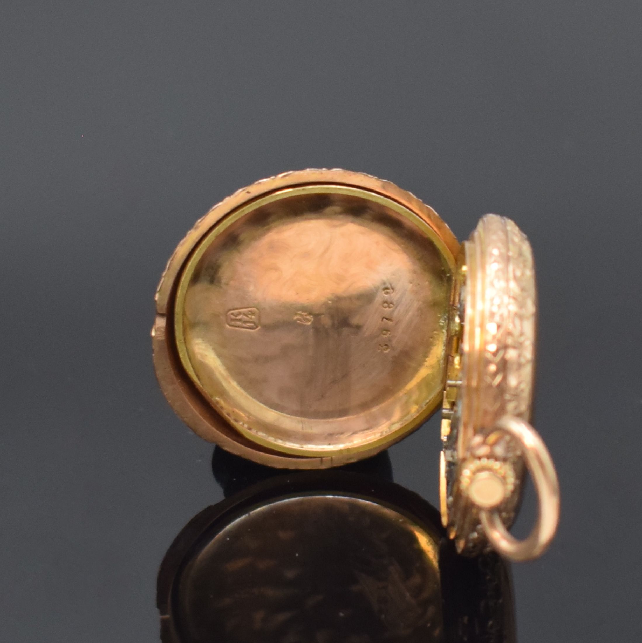 Detail e: 2 Damentaschenuhren in RG/GG 585/000, Schweiz, 1) um 1880, 3-Deckel Goldgeh., Emailzifferbl. m. röm. Zahlen, gold. Zeiger, verg. Zylinderwerk, nicht ...