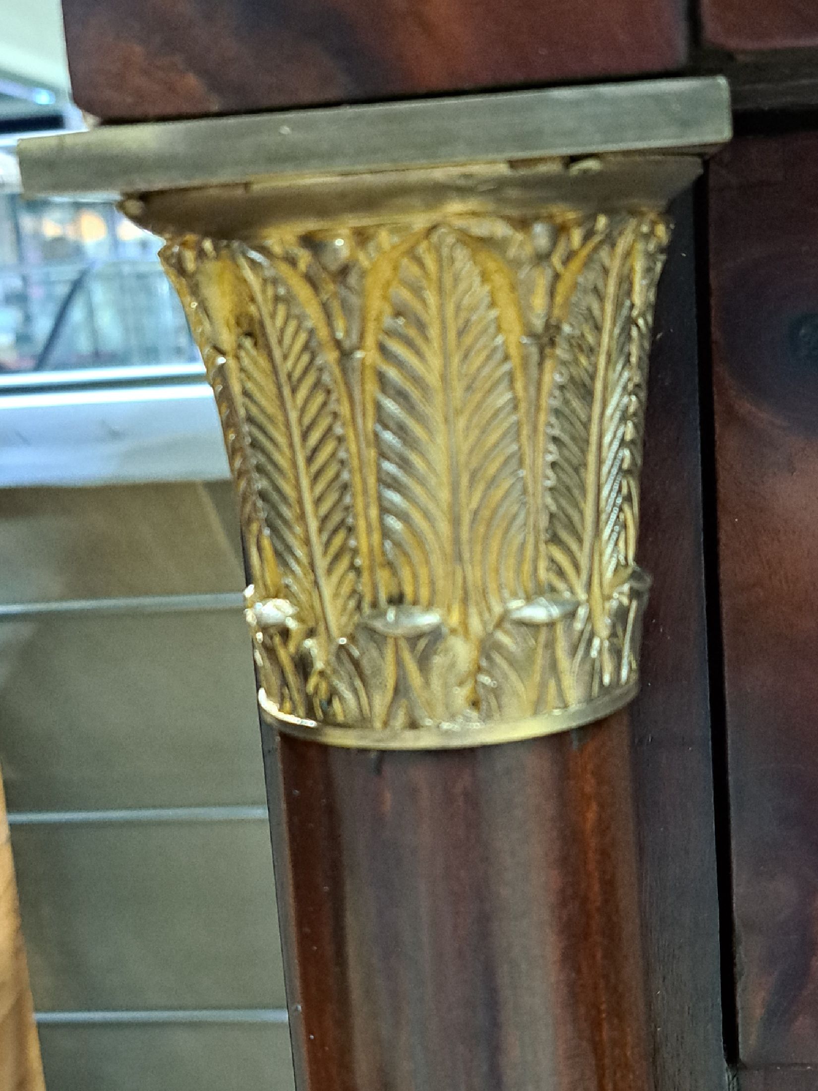 Detail e: Empire-Kommode, um 1830, Mahagonifurnier, 3 Schubladen, Vollsäulen mit vergoldeten Kapitellen, orig. vergoldete Beschläge, Marmorplatte, kein ...