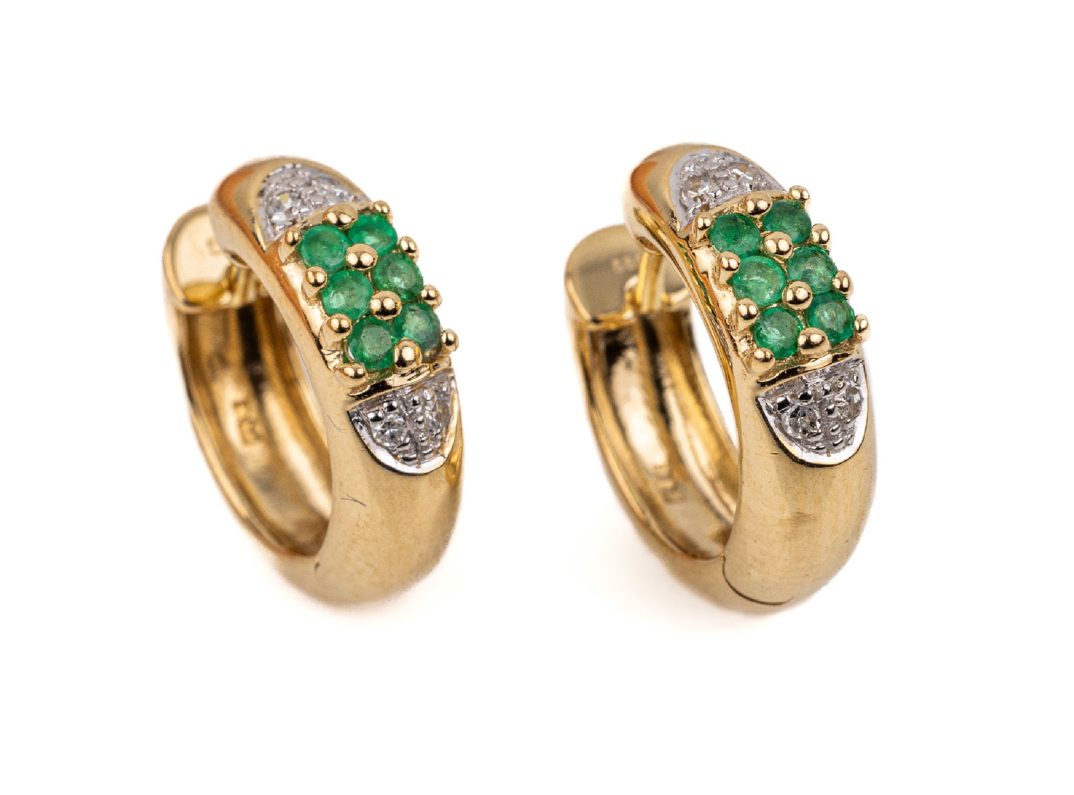 Paar 14 kt Gold Smaragd-Diamant-Ohrcreolen, GG 585/000, je mit 6 rundfacett. Smaragden zus. ca. 0.12 ct und je 4 8/8 Diamanten zus. ca. 0.04 ct ...