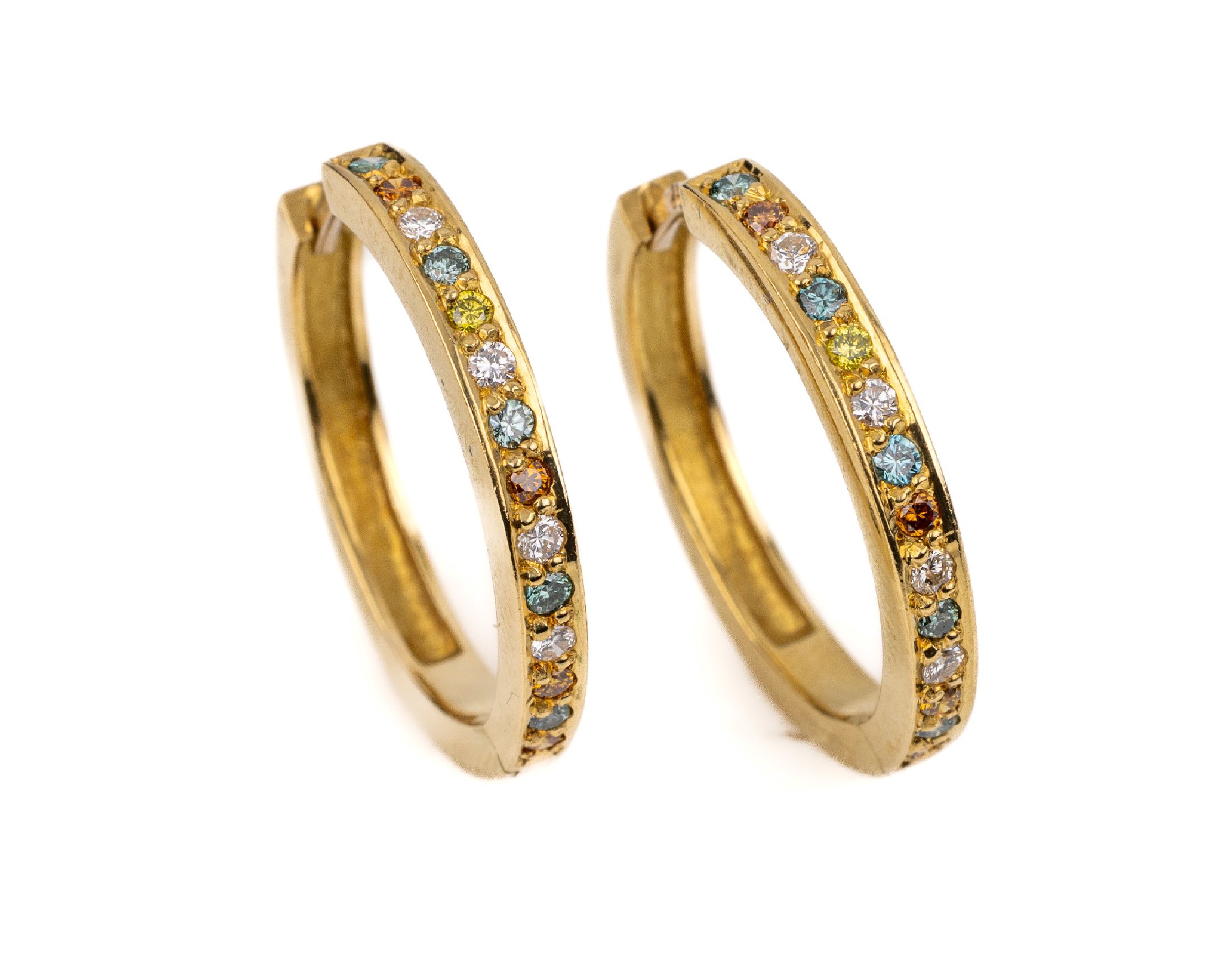 Paar 18 kt Gold Diamant-Ohrcreolen, GG 750/000, je mit 14 Diamanten besetzt zus. ca. 0.28 ct Weiß-fancy yellow-blue (beh.)/si, D. ca. 2.2 cm, ca. ...