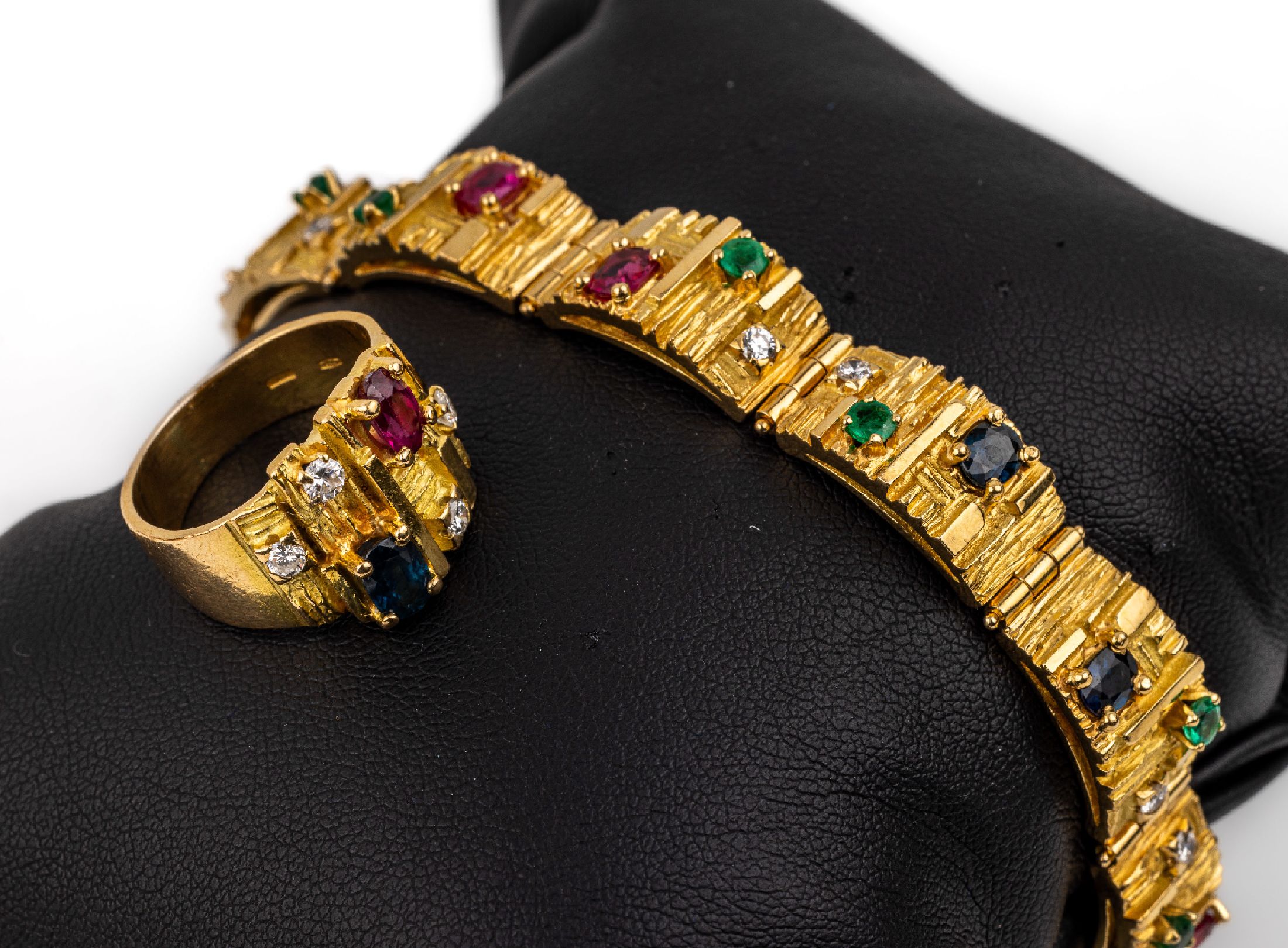 18 kt Gold Farbstein-Diamant-Schmuckset, GG750/000, bestehend aus: Armband fein strukt. und z.T. pol., besetzt mit 5 ovalfacett. Rubinen ca. 1.50 ...