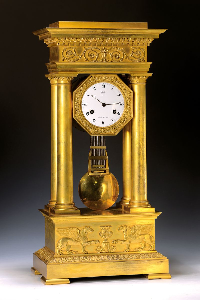 Große Portaluhr mit Amanthemmung (Scherengang), Frankreich um 1810, Empire, Bronze mit alter Feuervergoldung (partiell stark ber.), Sockel mit ...