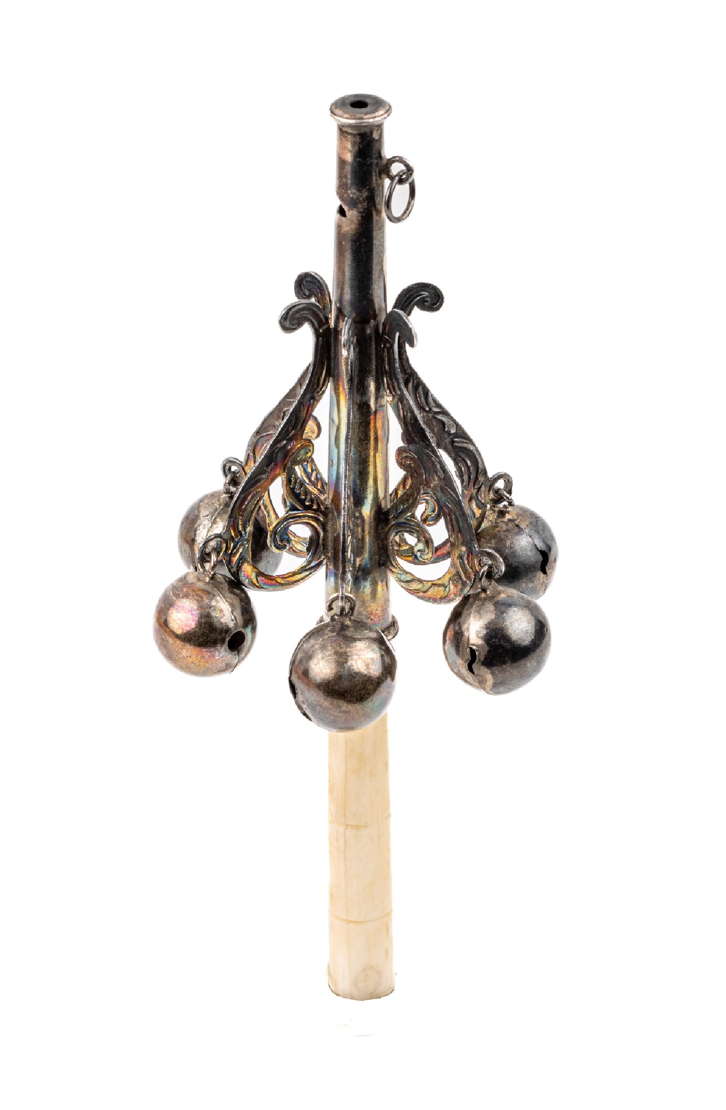 Kinderrassel, England um 1900, Silber, Griff Bein, Glöckchenabhängungen, 1 Glocke fehlt, L. ca. 14 cm