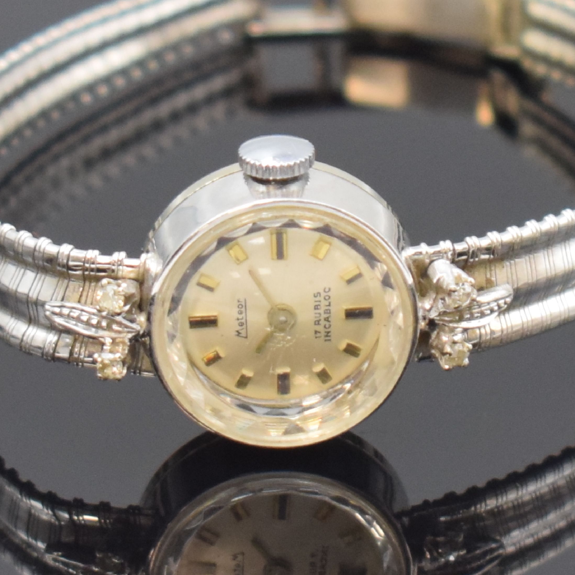 Detail a: METEOR Diamantbesetzte Damenarmbanduhr in WG 750/000, Schweiz um 1960, Handaufzug, 2- teil. Geh. m. aufgedr. Boden, anges. Band, silb. Zifferbl., ...