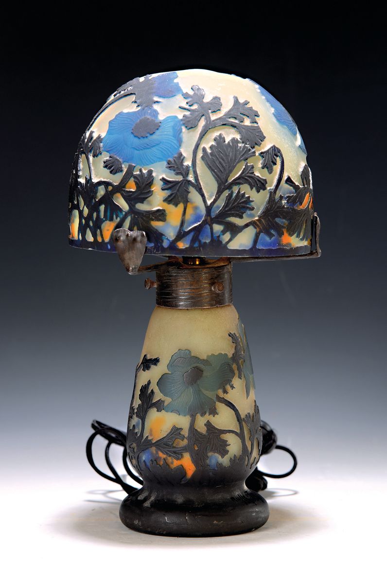 Jugendstil-Tischlampe in Pilzform, um 1910, Fuß sign. Muller Freres mit umlaufendem floralen Dekor, geschnitten, geschliffen u. geätzt, Schirm ...