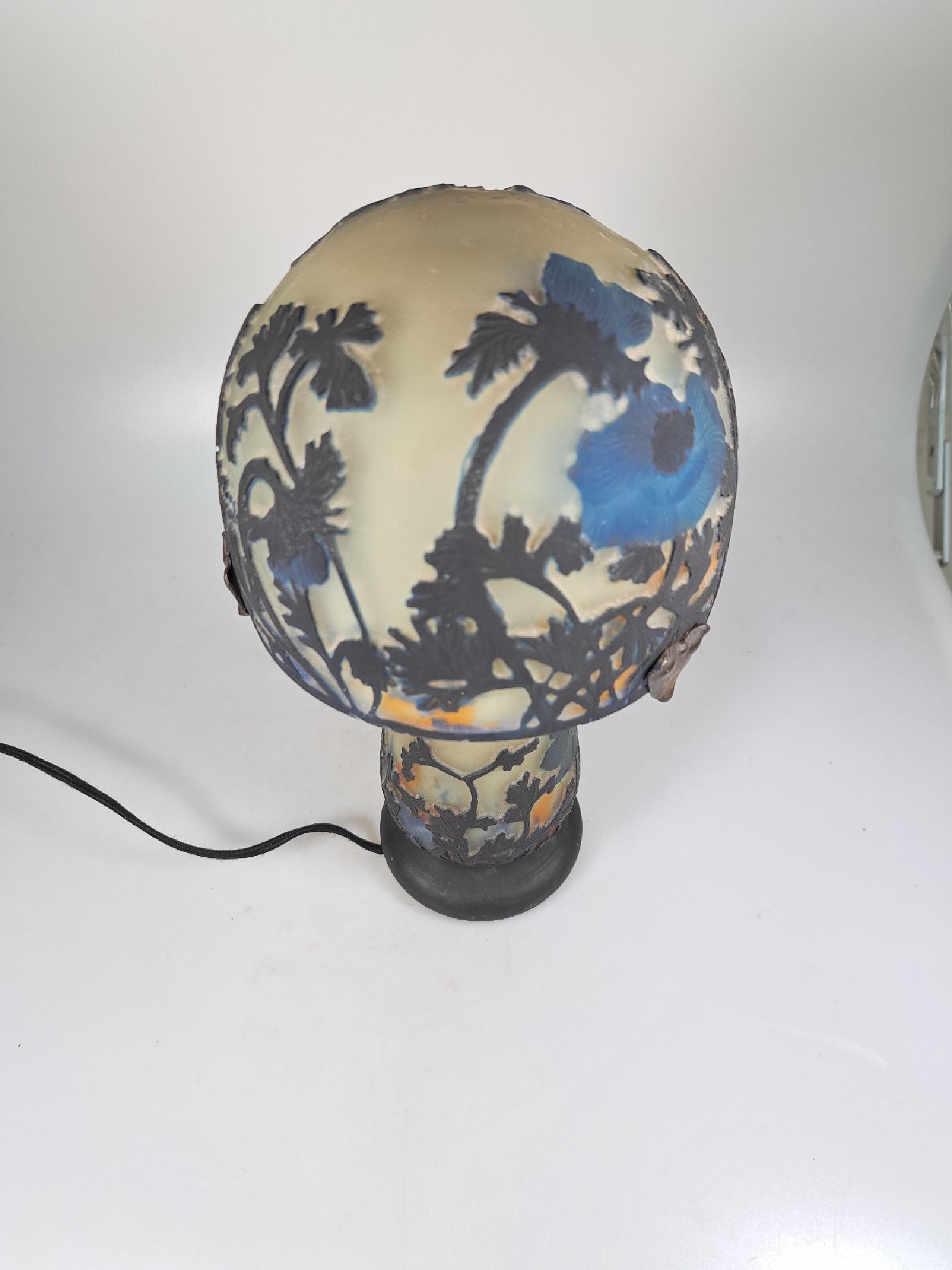 Detail b: Jugendstil-Tischlampe in Pilzform, um 1910, Fuß sign. Muller Freres mit umlaufendem floralen Dekor, geschnitten, geschliffen u. geätzt, Schirm ...