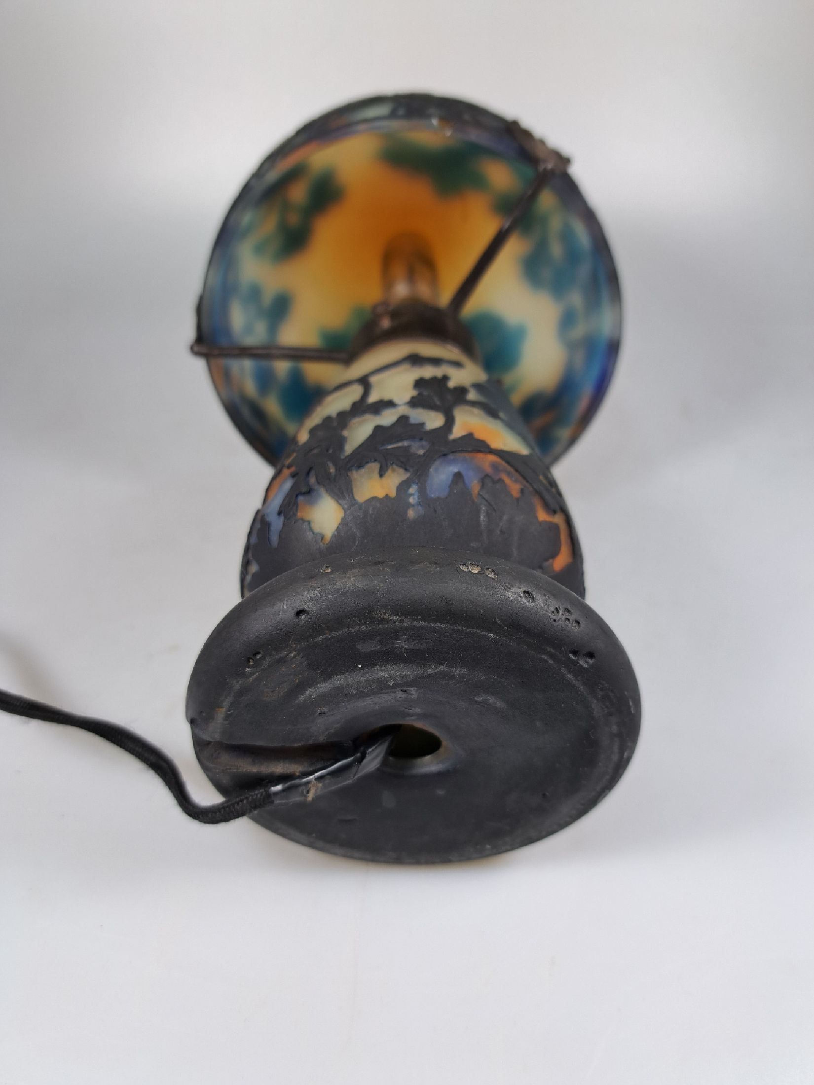 Detail c: Jugendstil-Tischlampe in Pilzform, um 1910, Fuß sign. Muller Freres mit umlaufendem floralen Dekor, geschnitten, geschliffen u. geätzt, Schirm ...