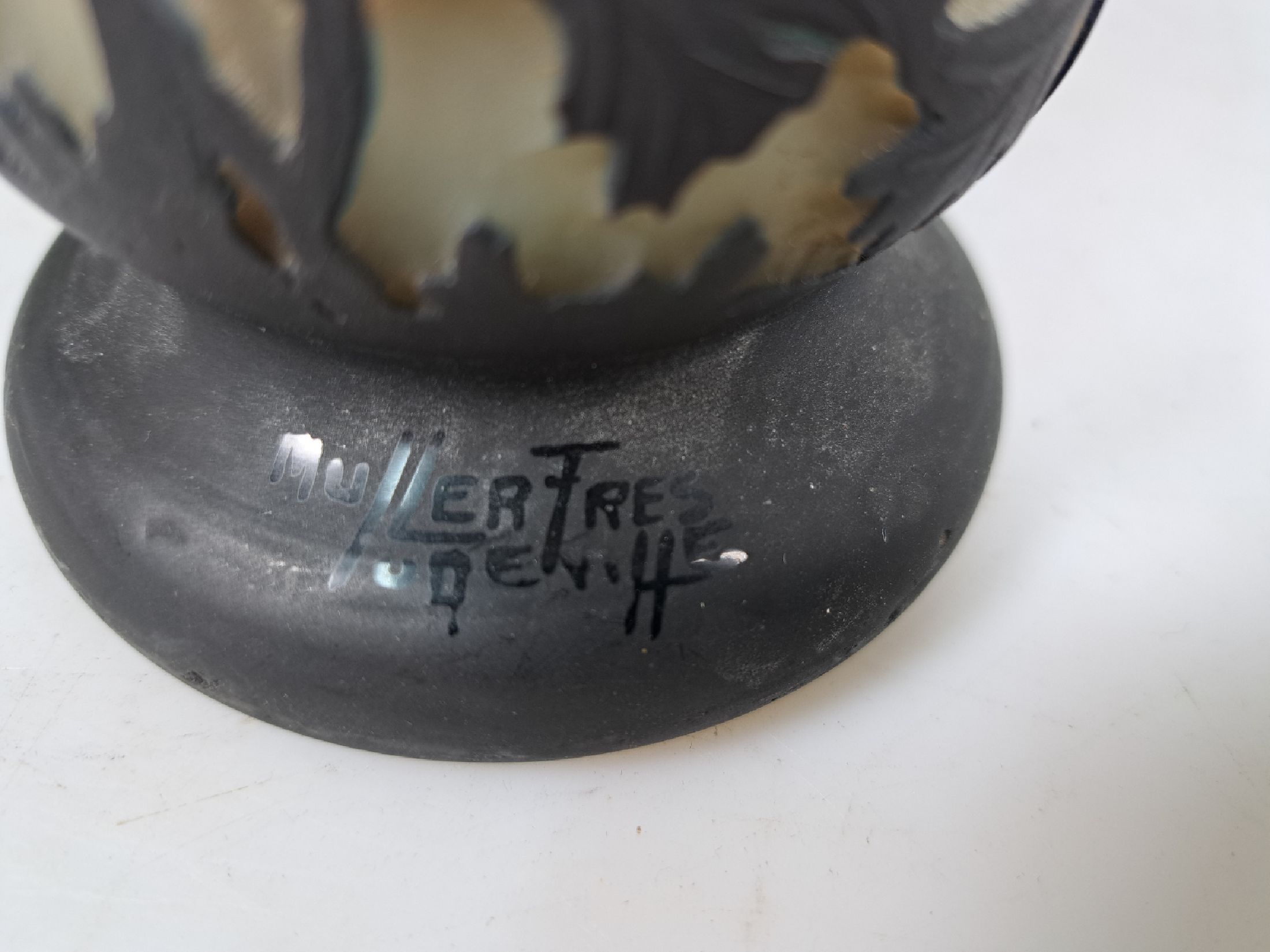 Detail d: Jugendstil-Tischlampe in Pilzform, um 1910, Fuß sign. Muller Freres mit umlaufendem floralen Dekor, geschnitten, geschliffen u. geätzt, Schirm ...