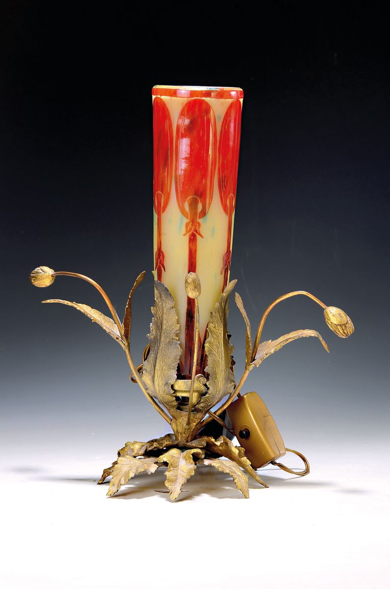 Jugendstil Tischlampe in Vasenform, Schneider Le Verre Francais, um 1910, Pate-de-Verre- Schirm mit stilisiertem Mohnknospen-Dekor, farbloses Glas, ...