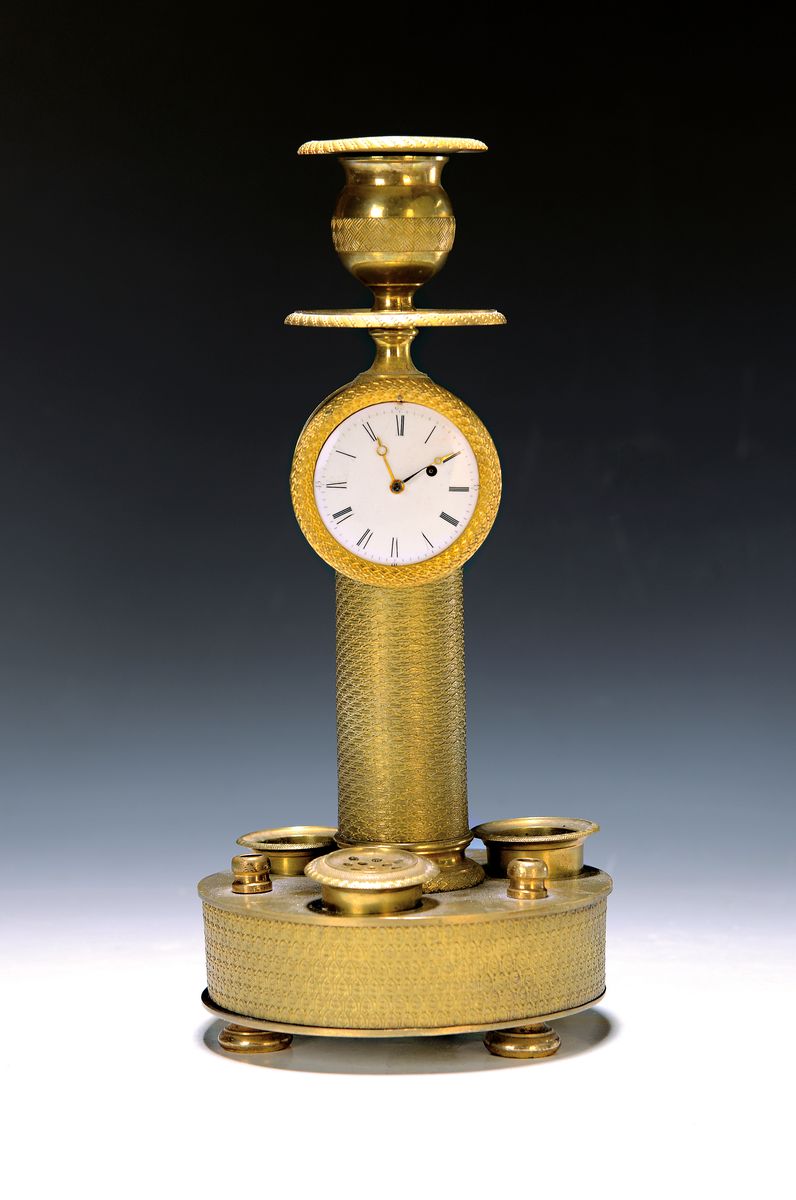 Kerzenleuchter mit Spindeluhr und integrierten Tintenzeug, um 1860, verzierte Bronze, auf Füßen stehend, runder Sockel mit 2 Tintenbehälter ...
