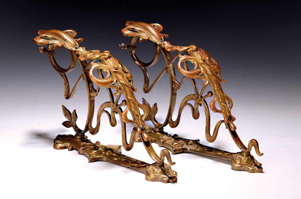 4 Gardinenstangenhalter, Jugendstil, um 1910, Messing, florale Ornamentik, ca. 29x17.5x18 cm, D. der Öse 4.5 cm mit Schraubmechanismus, min. ...