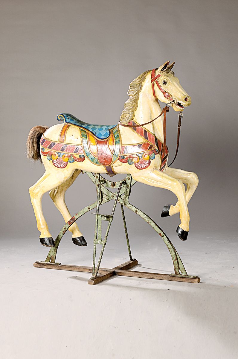 Karussellpferd mit Halterung, aus der Werkstatt "Friedrich Heyn", um 1900, aus Voll-Lindenholz geschnitzt, ca. 139x117x66 cm, l. Alterssp.