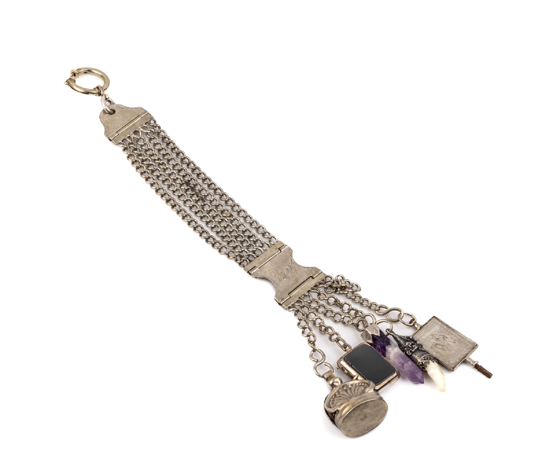 Chatelaine mit Abhängungen, um 1850, Silber, Abhängungen u.a. mit Uhrenschlüssel, Medaillon und Siegel, 1 fehlt, L. ca. 26 cm, gr. ...