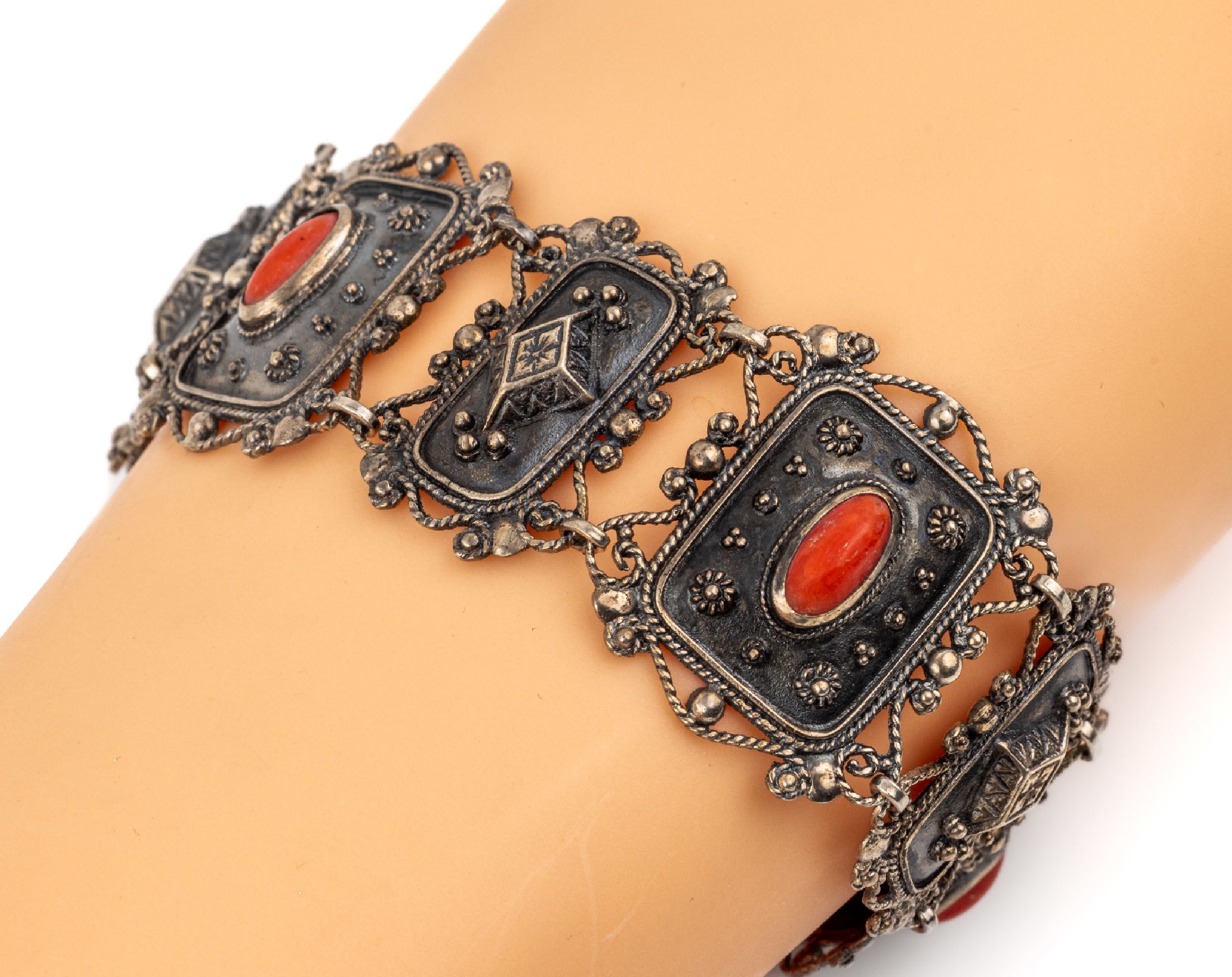 Jugendstil Korallen Armband, um 1900/10, 835er Silber, 4 ovale Korallencabochons, Granulatbesatz, L. ca. 17 cm, Kastenschloss mit ...