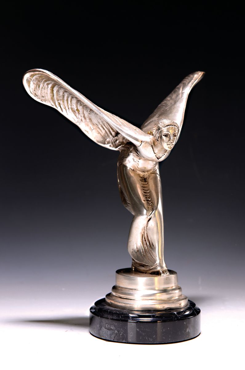 Skulptur "Spirit of Ecstasy", nach der Kühlerfigur der Emily, von Rolls Royce, Bronze versilbert, unleserlich sign., schwarzem ...