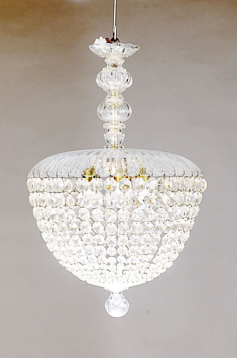 Deckenlüster, wohl Böhmen, 20/30er Jahre, Glas, mit reichem facettiertem Prismengehänge, geschliffener Schirm, teilgeschliffener Balusterschaft, ...