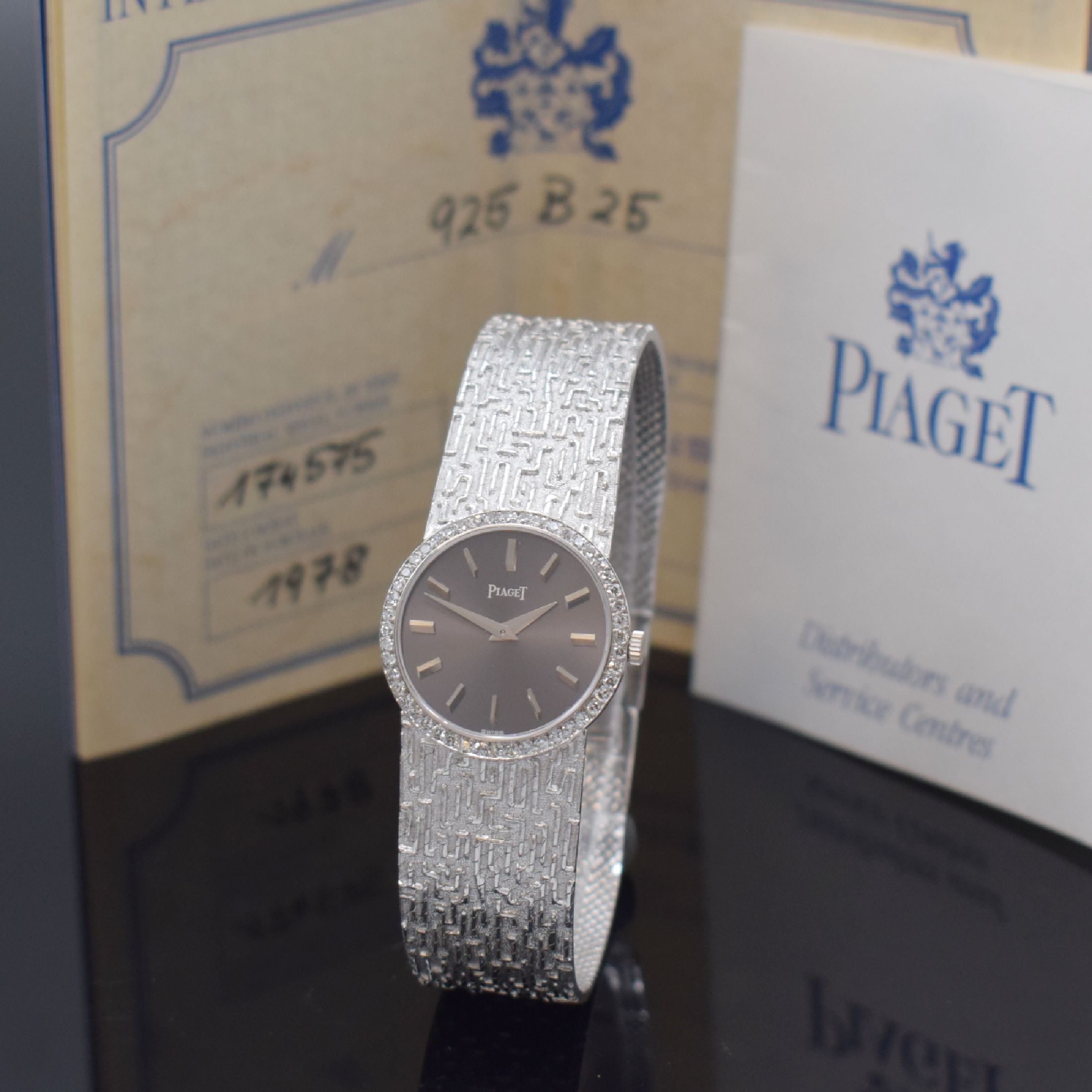 PIAGET Damenarmbanduhr Referenz 925 B 25 in WG 750/000 mit Brillanten, Schweiz verk. lt. beil. Zertifikat 1978, Boden 2-fach verschr., Lünette aufw. ...