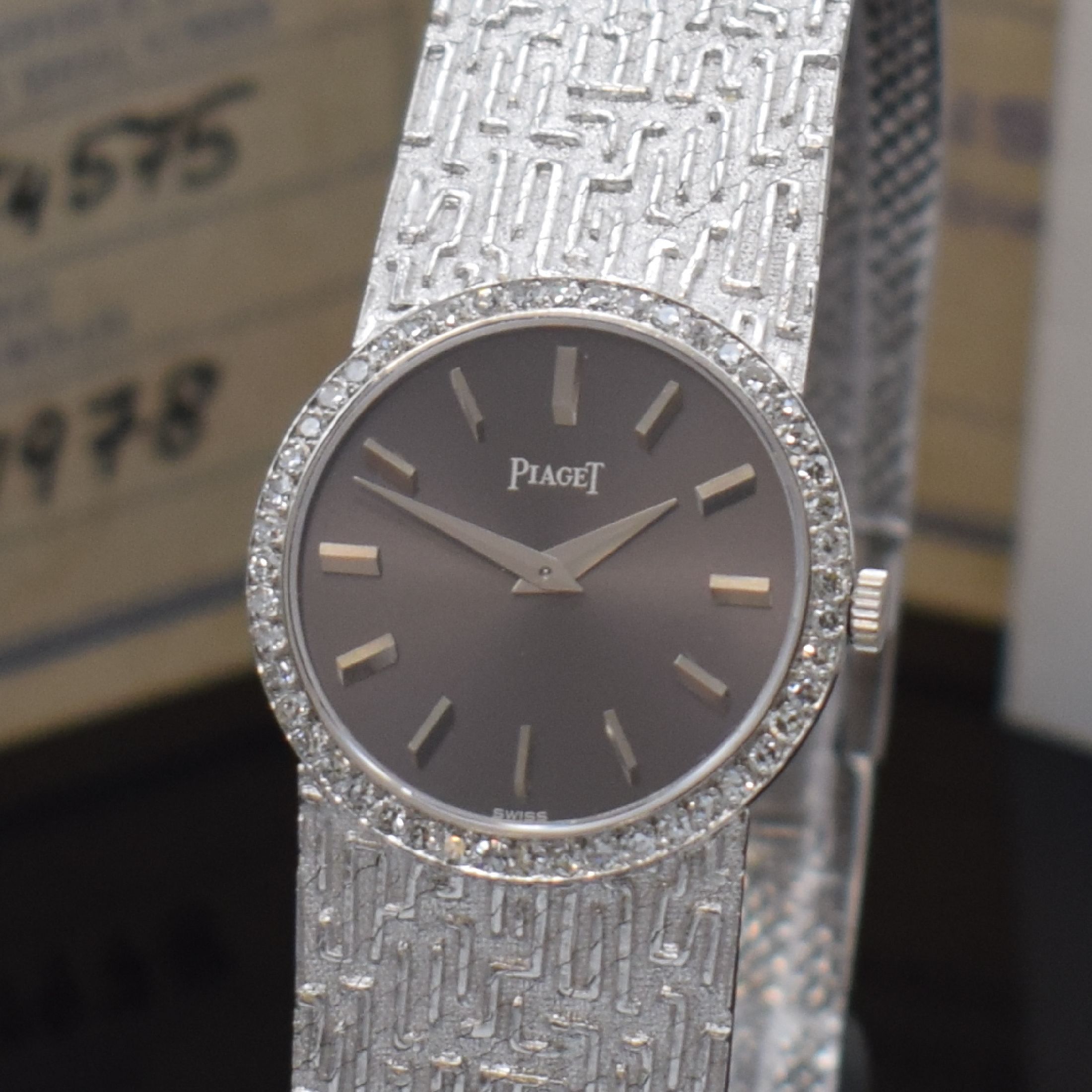 Detail a: PIAGET Damenarmbanduhr Referenz 925 B 25 in WG 750/000 mit Brillanten, Schweiz verk. lt. beil. Zertifikat 1978, Boden 2-fach verschr., Lünette aufw. ...