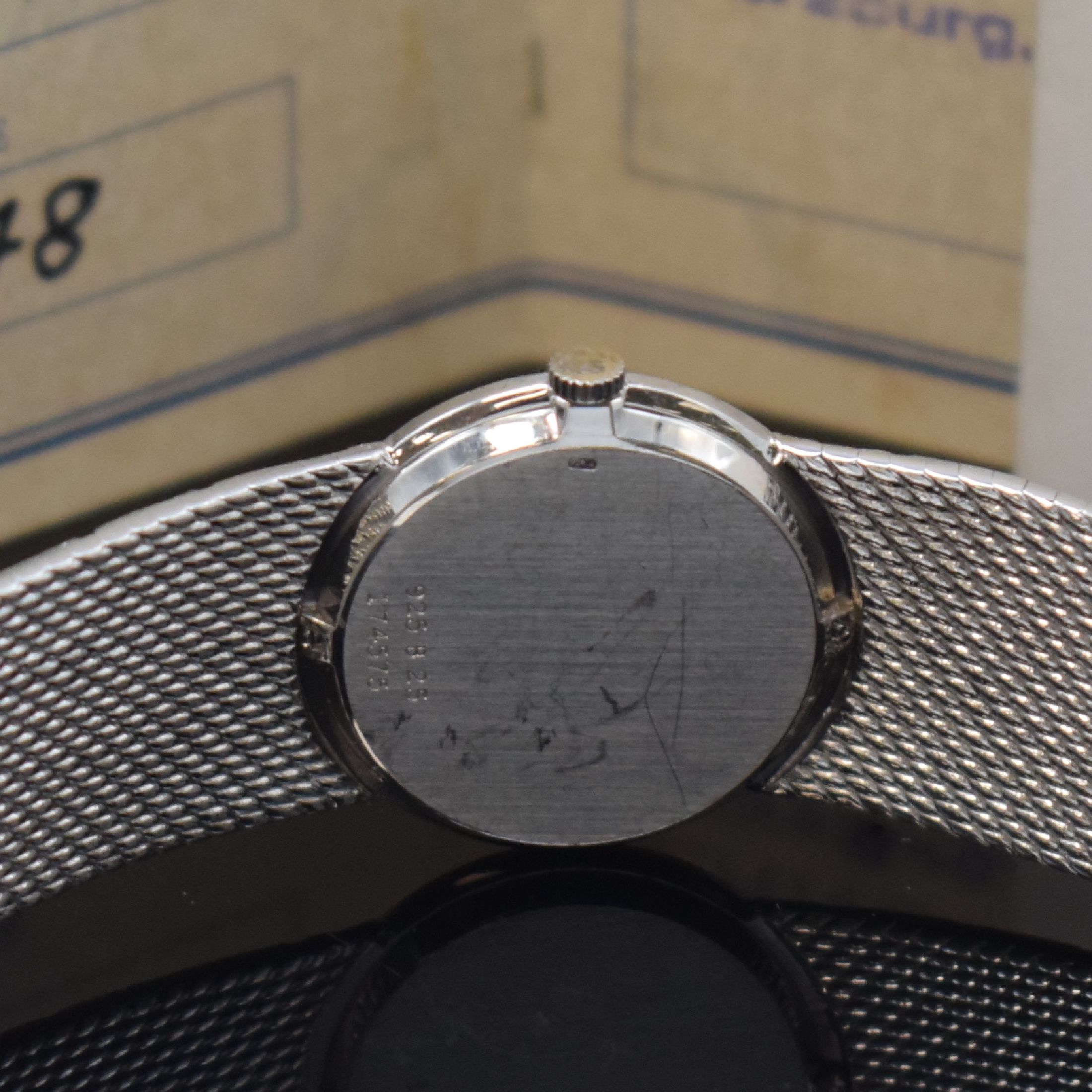 Detail d: PIAGET Damenarmbanduhr Referenz 925 B 25 in WG 750/000 mit Brillanten, Schweiz verk. lt. beil. Zertifikat 1978, Boden 2-fach verschr., Lünette aufw. ...
