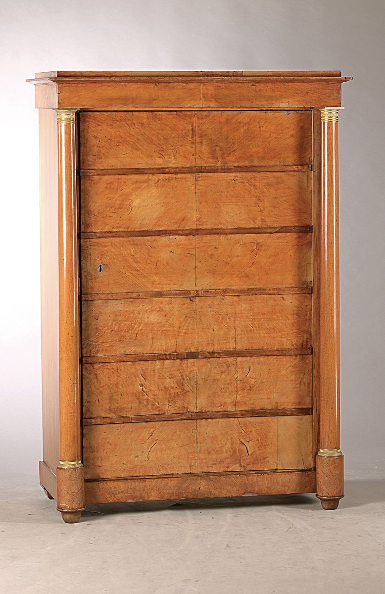 Biedermeier-Blenderschrank/Chiffoniere, um 1820, Nußbaumfurnier, kräftige Vollsäulen mit feuervergoldeten Kapitellen, Tür mit orig. ...
