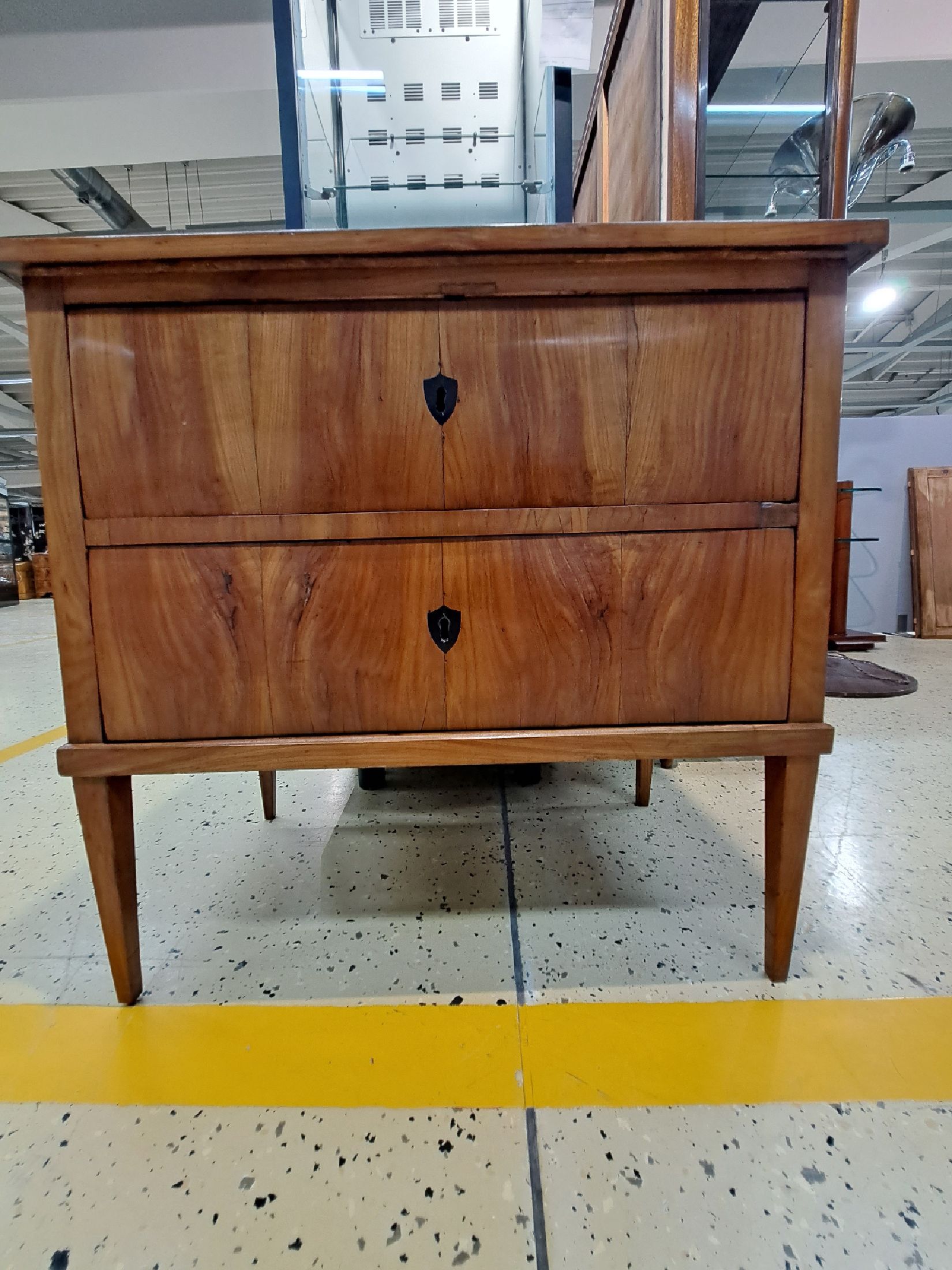 Detail c: Kommode, Biedermeier, um 1820, Kirschbaumfurnier, 2 Schubladen, auf spitzen Beinen, mit orig. Schlösser, Schellack poliert, 1 Schlüssel, ca. 75 x ...