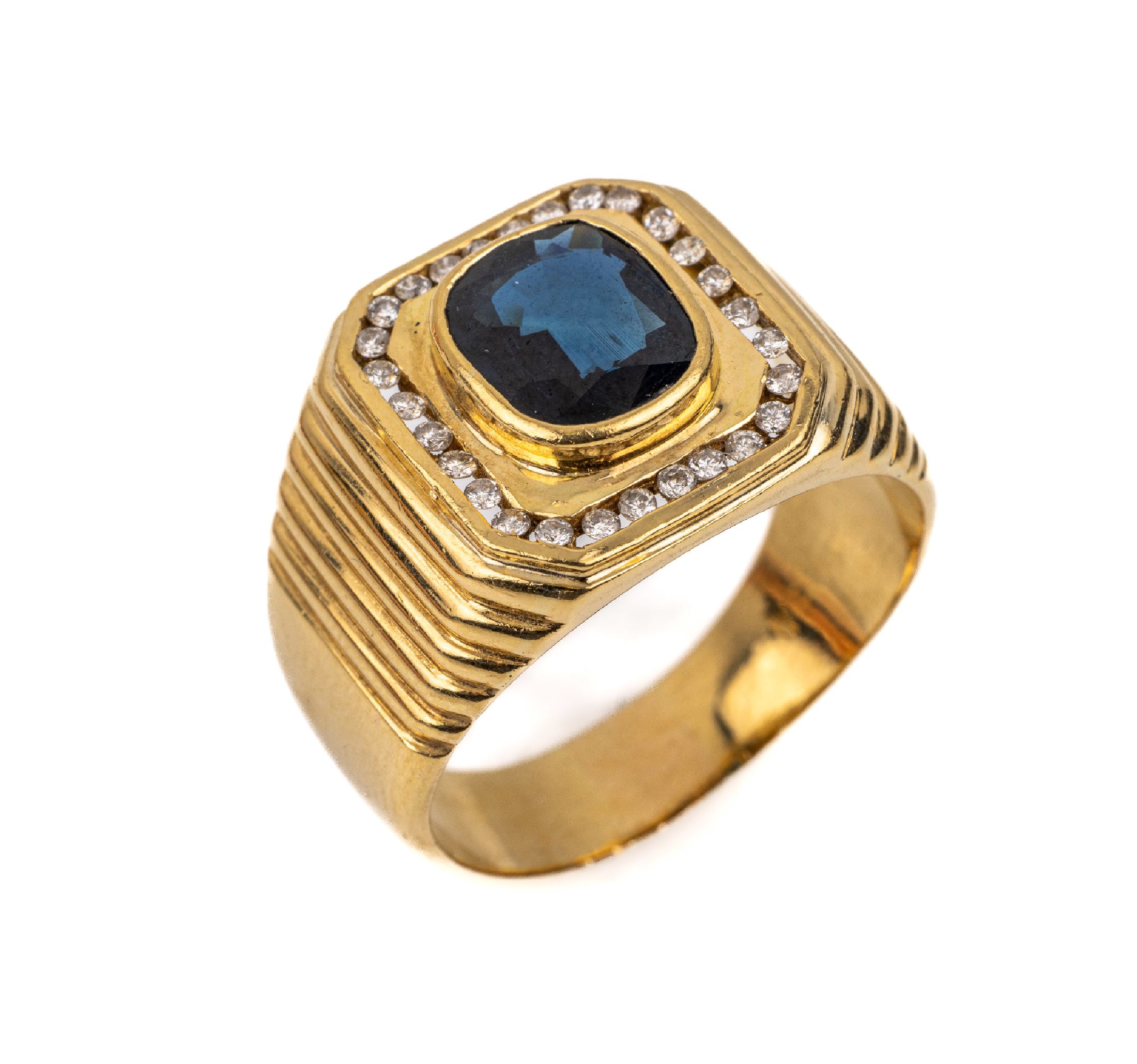18 kt Gold Saphir-Diamant-Herrenring, GG 750/000, ovalfacett. Saphir ca. 3.80 ct, umgeben von 28 Brillanten zus. ca. 0.28 ct Weiß/si-p, RW 72, ca. ...