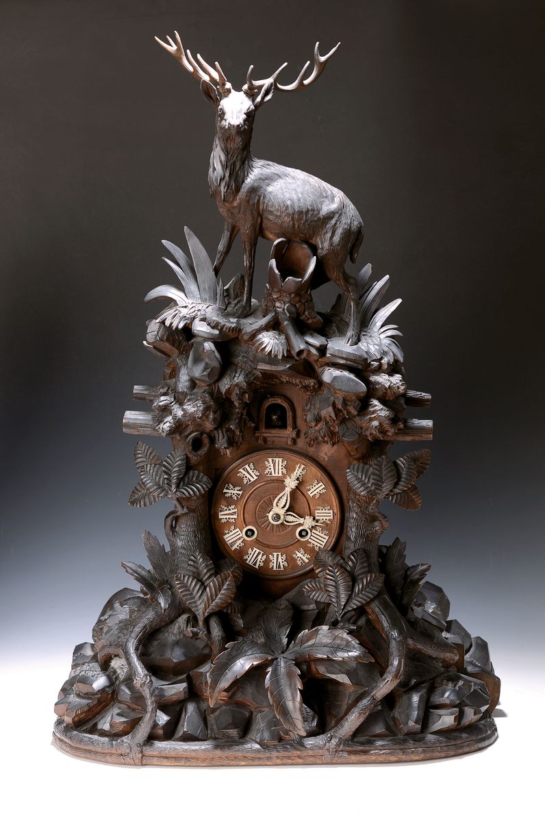 Große Kuckucksuhr mit aufwendigem Werk, Schwarzwald um 1880, geschnitzte Front, Sockel dreiseitig mit stilisiertem Gestein, Holzgehäuse diagonal ...