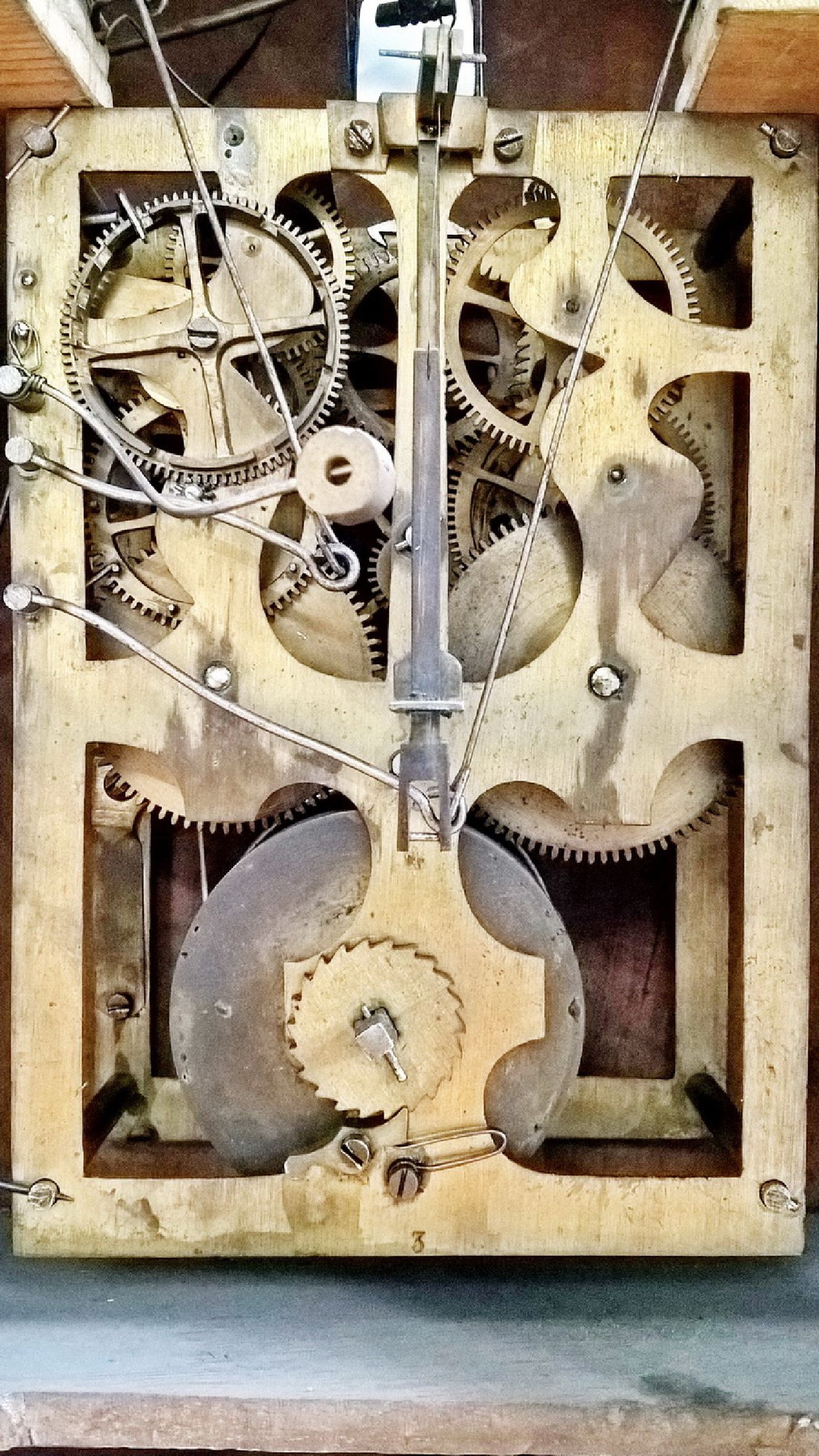Detail b: Große Kuckucksuhr mit aufwendigem Werk, Schwarzwald um 1880, geschnitzte Front, Sockel dreiseitig mit stilisiertem Gestein, Holzgehäuse diagonal ...